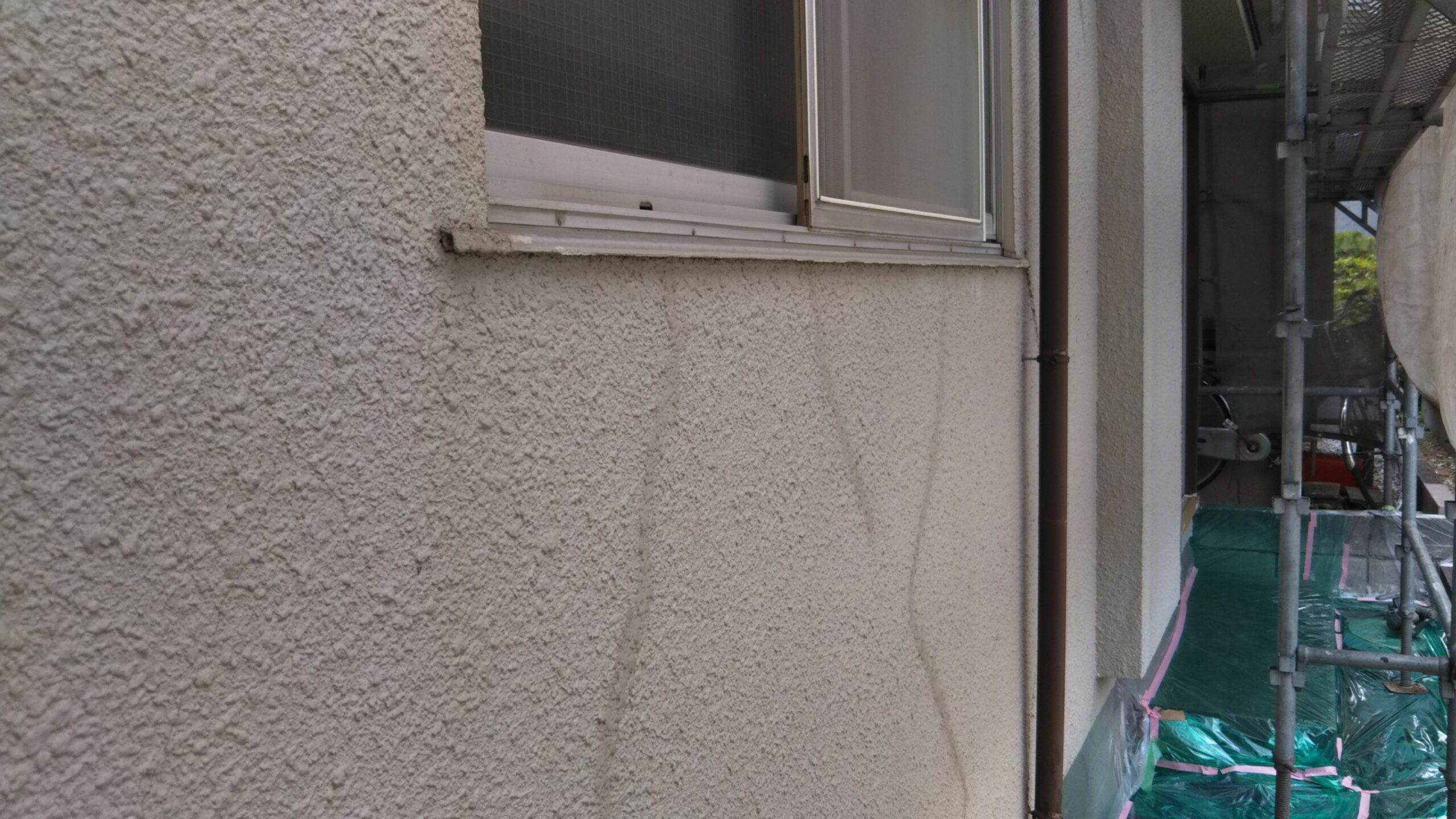 埼玉県さいたま市緑区のM様邸（木造２階建て）にて外壁の吹き付け塗装前の養生作業
