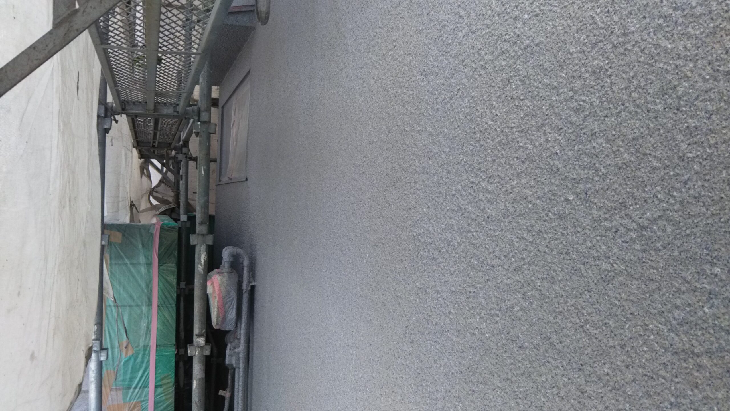 埼玉県さいたま市緑区の（木造２階建て）Ｍ様邸にて塗り替えリフォーム中　外壁の吹き付け塗装|