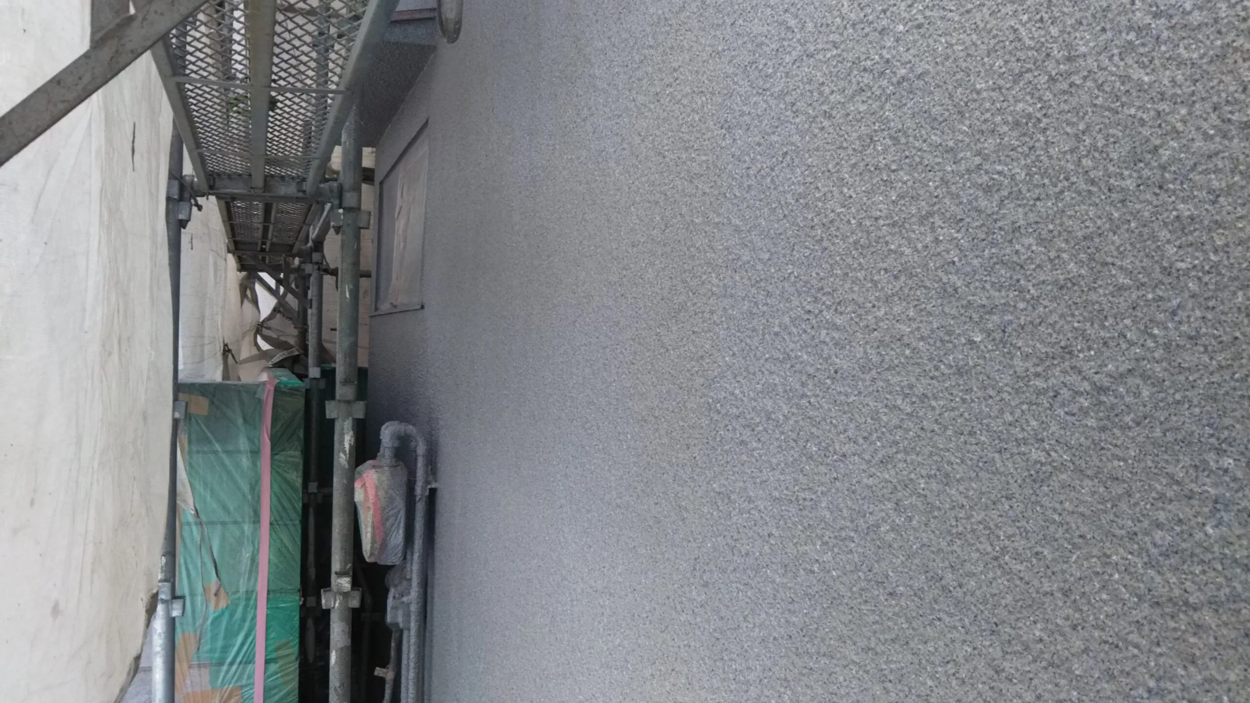 埼玉県さいたま市緑区の(木造2階建て)M様邸にて塗り替えリフォーム中 外壁の吹き付け塗装|
