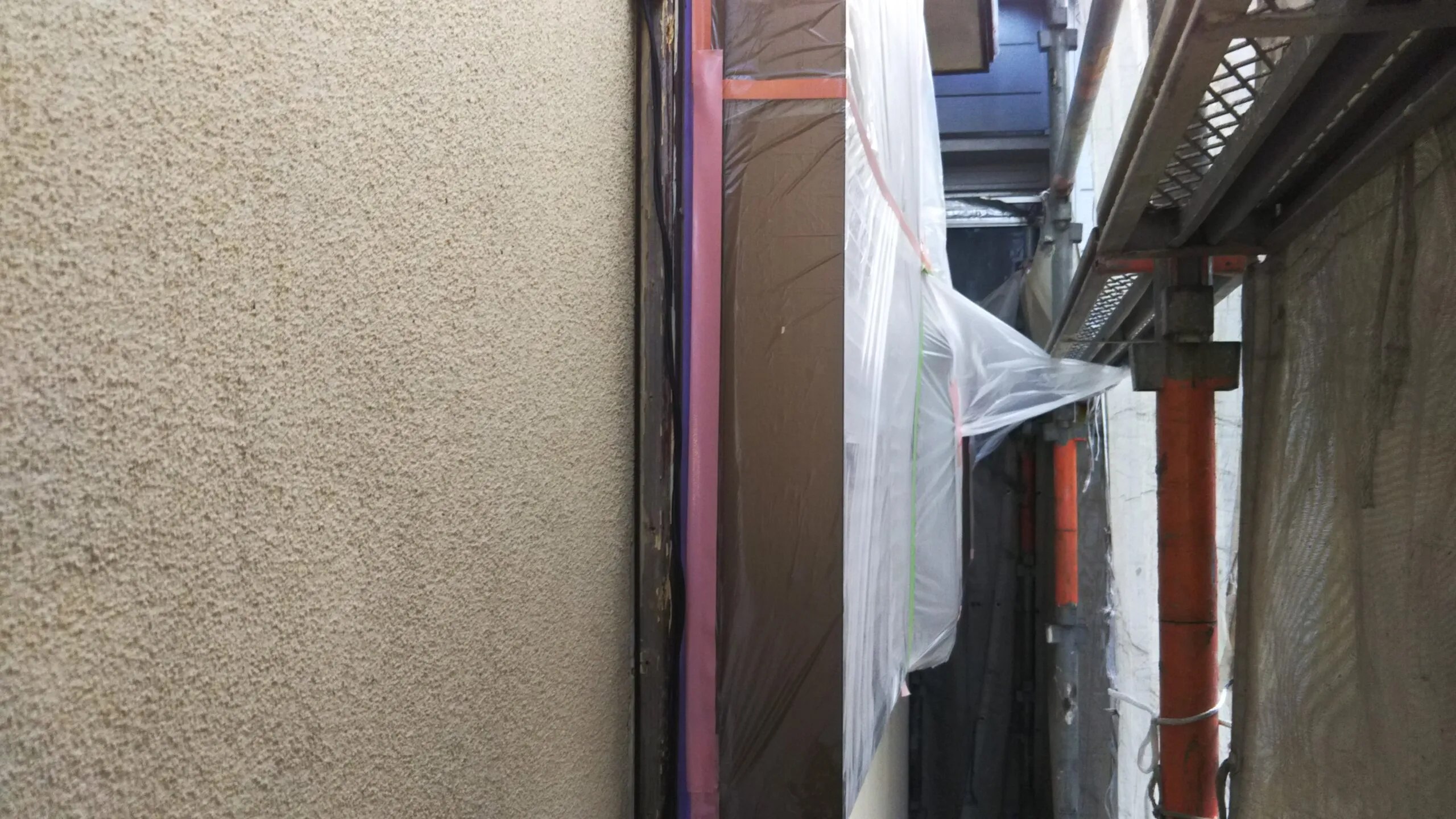 埼玉県さいたま市緑区のS様邸(木造2階建て)にて外壁の高圧洗浄と養生作業