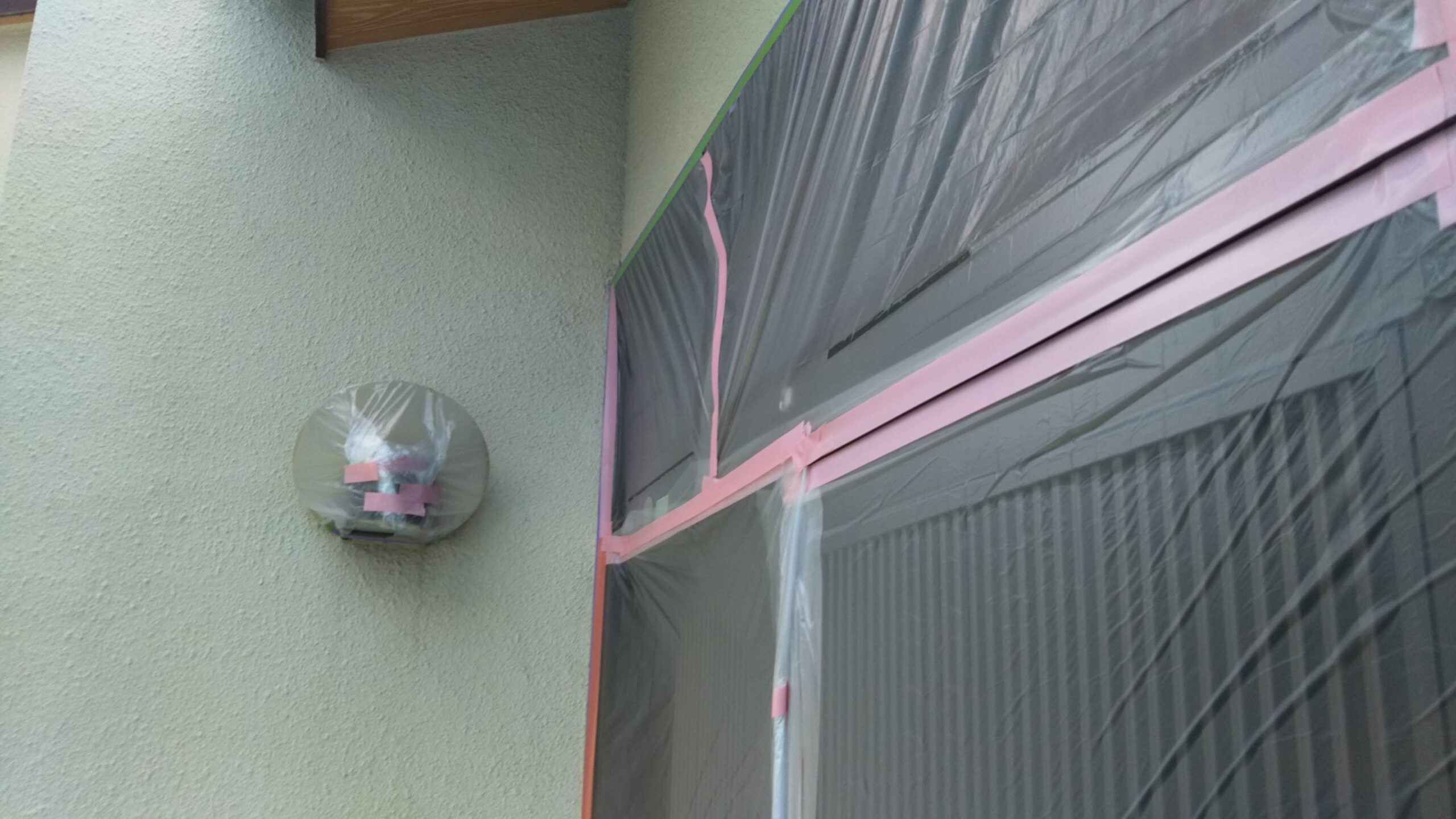 埼玉県さいたま市岩槻区のK様邸（木造２階建て）にて外壁の養生作業と下塗り塗装
