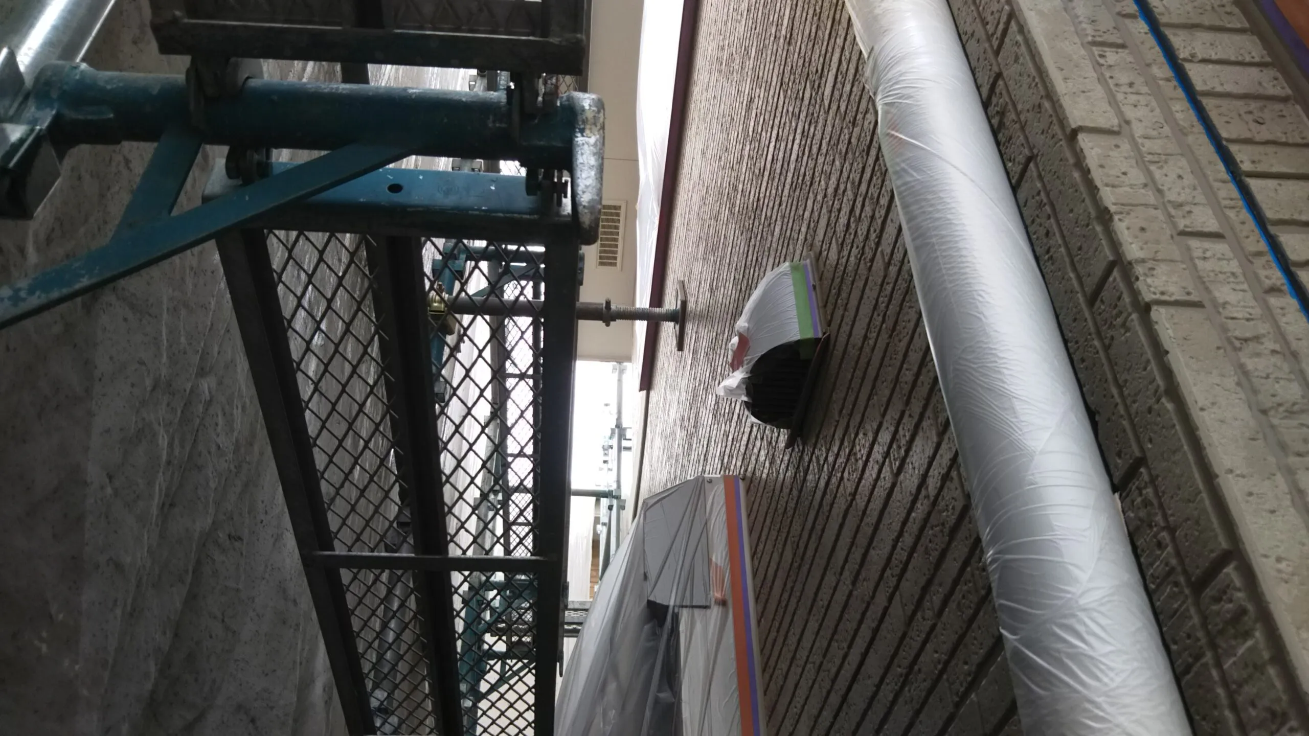 埼玉県さいたま市南区のK様邸(木造2階建て)にて外壁塗装の養生作業