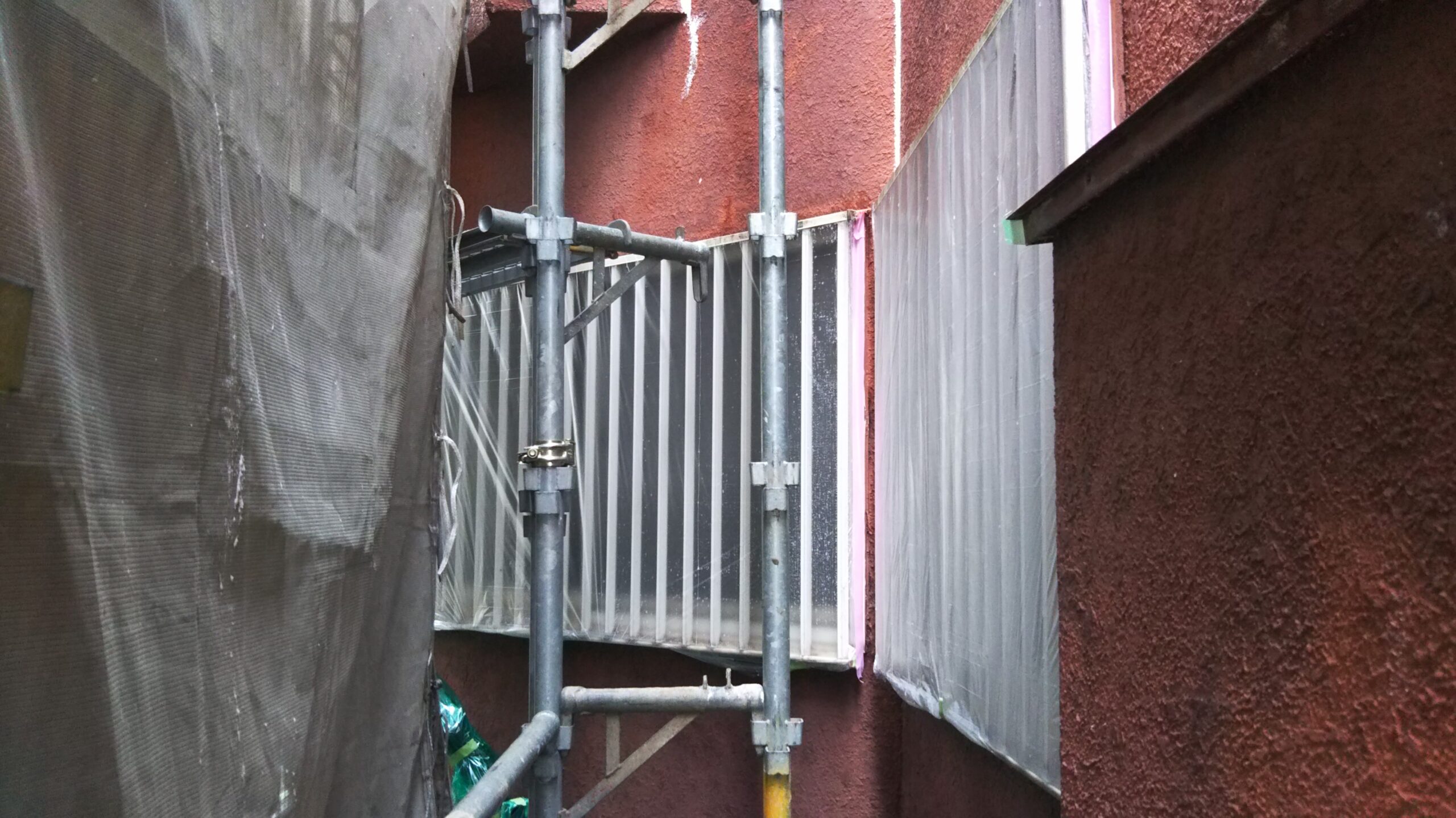 埼玉県さいたま市南区のN様邸（木造３階建て）にて外壁塗装前の養生作業と外壁の下塗り塗装