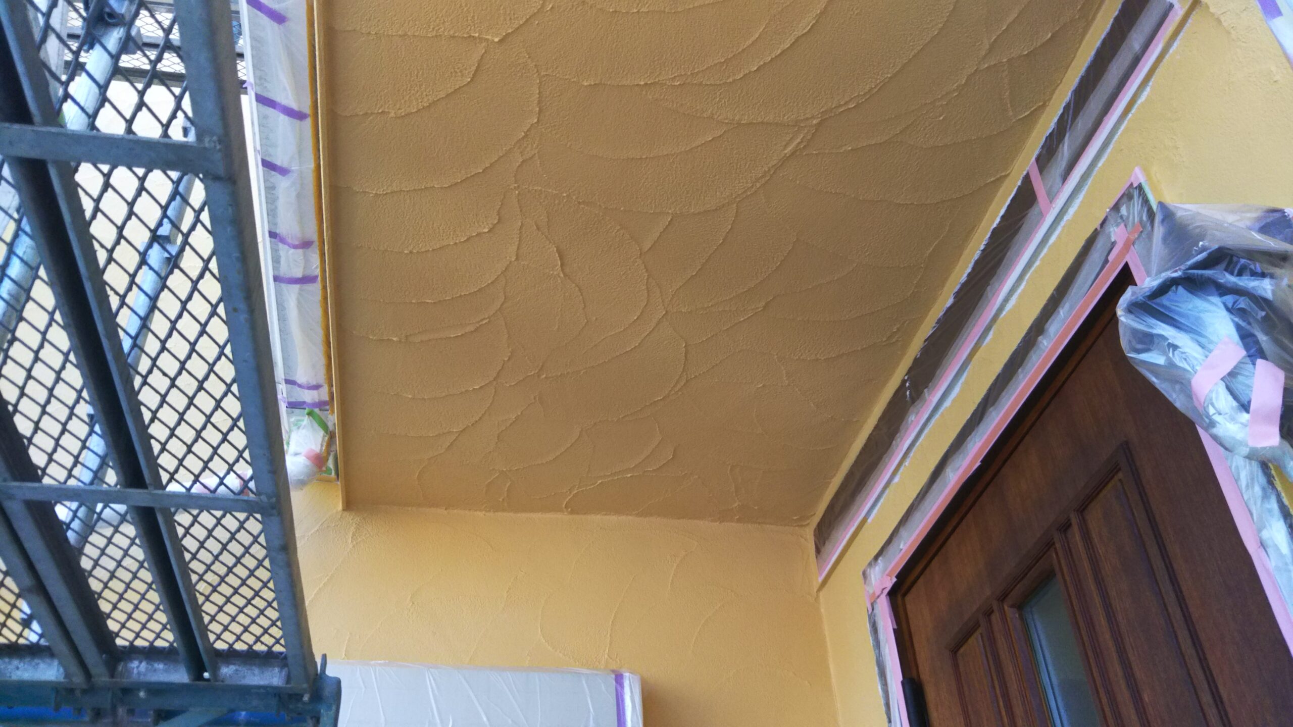 埼玉県さいたま市浦和区の（木造３階建て）Ｋ様邸にて塗り替えリフォーム中　外壁の中塗り塗装|