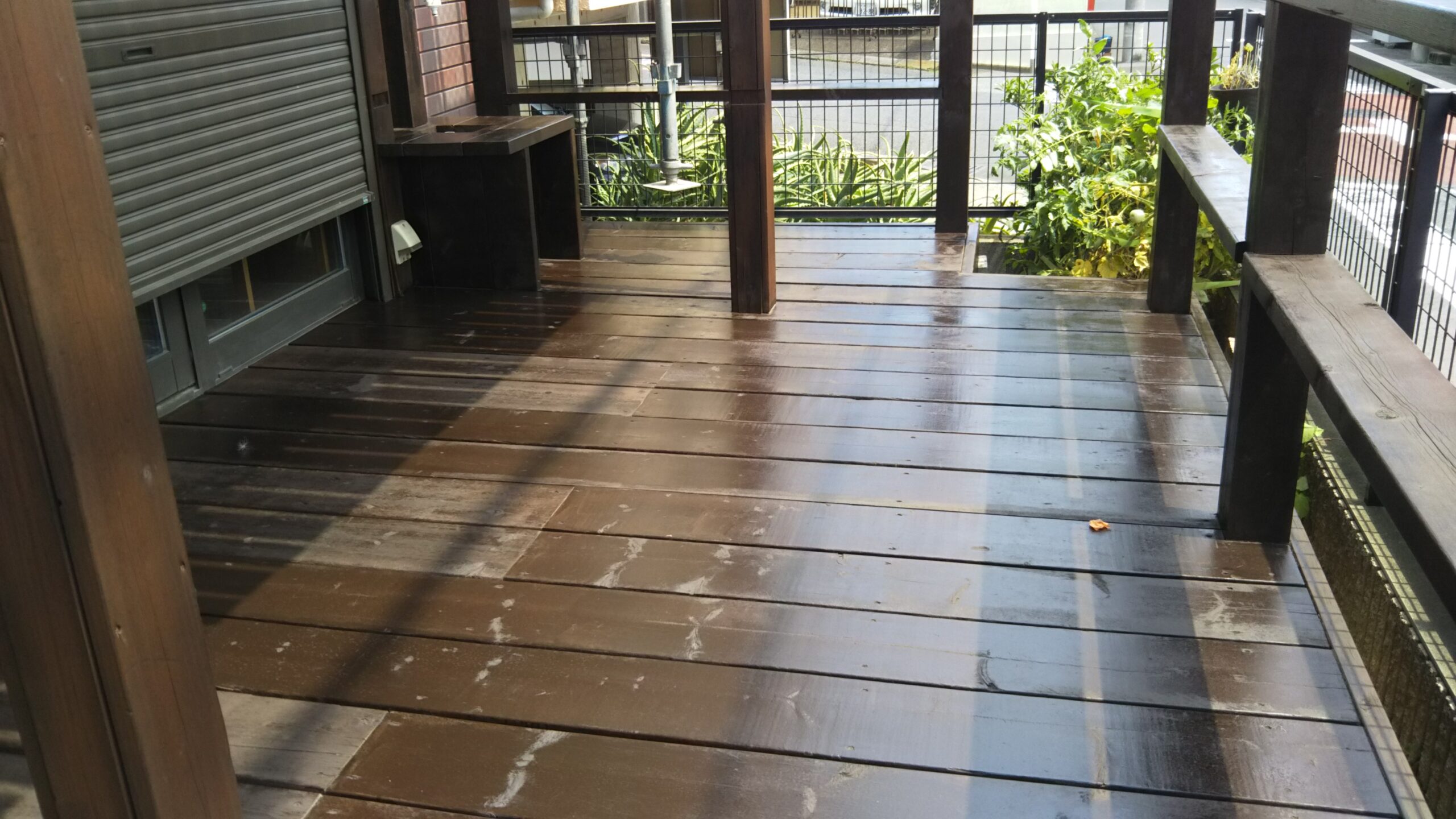 埼玉県さいたま市浦和区のH様邸（木造３階建て）にてウッドデッキの塗装・タッチアップの作業・土間掃除
