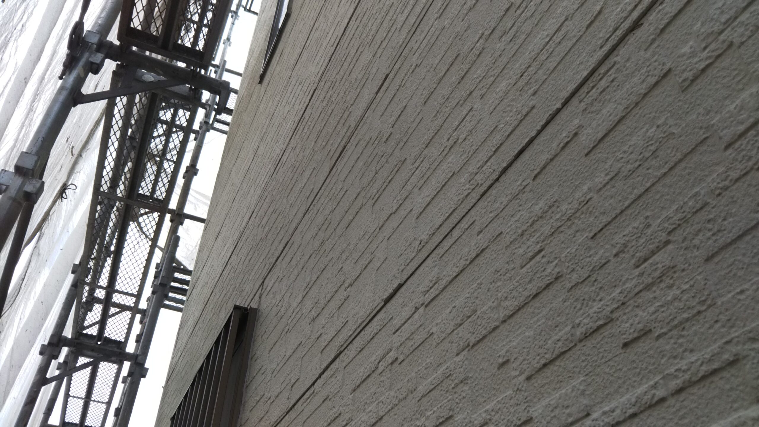 埼玉県さいたま市中央区のY様邸（木造３階建て）にて外壁の下塗り塗装・屋根のサビ止め塗装