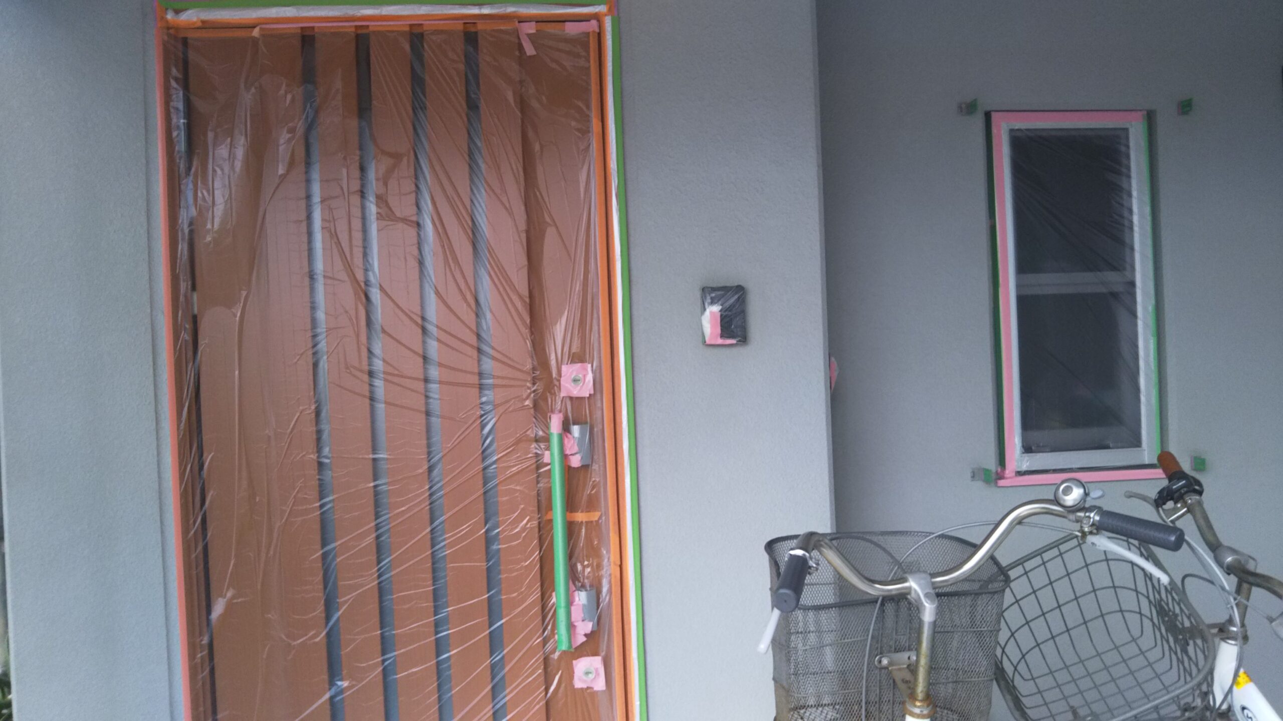 埼玉県さいたま市岩槻区のI様邸（木造３階建て）にて外壁塗装前の養生作業・コーキングの打ち替え