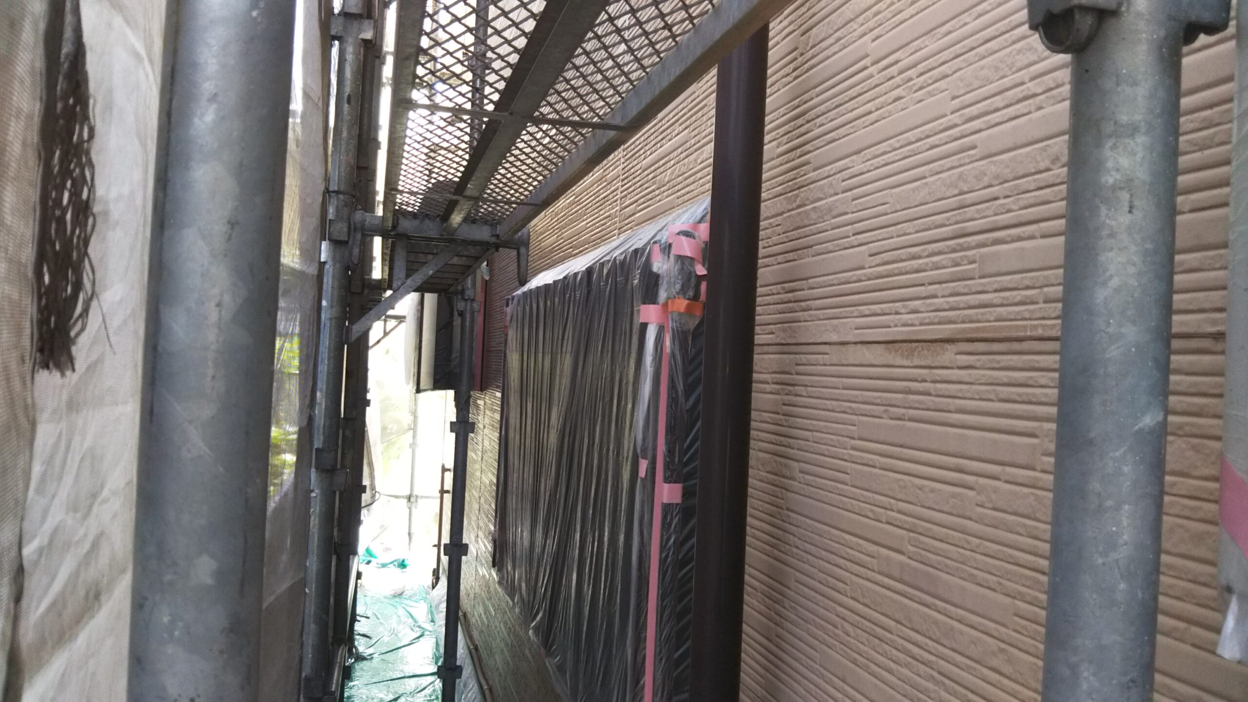 埼玉県さいたま市見沼区のＯ様邸にて外壁塗装の養生・コーキングの打ち替え作業