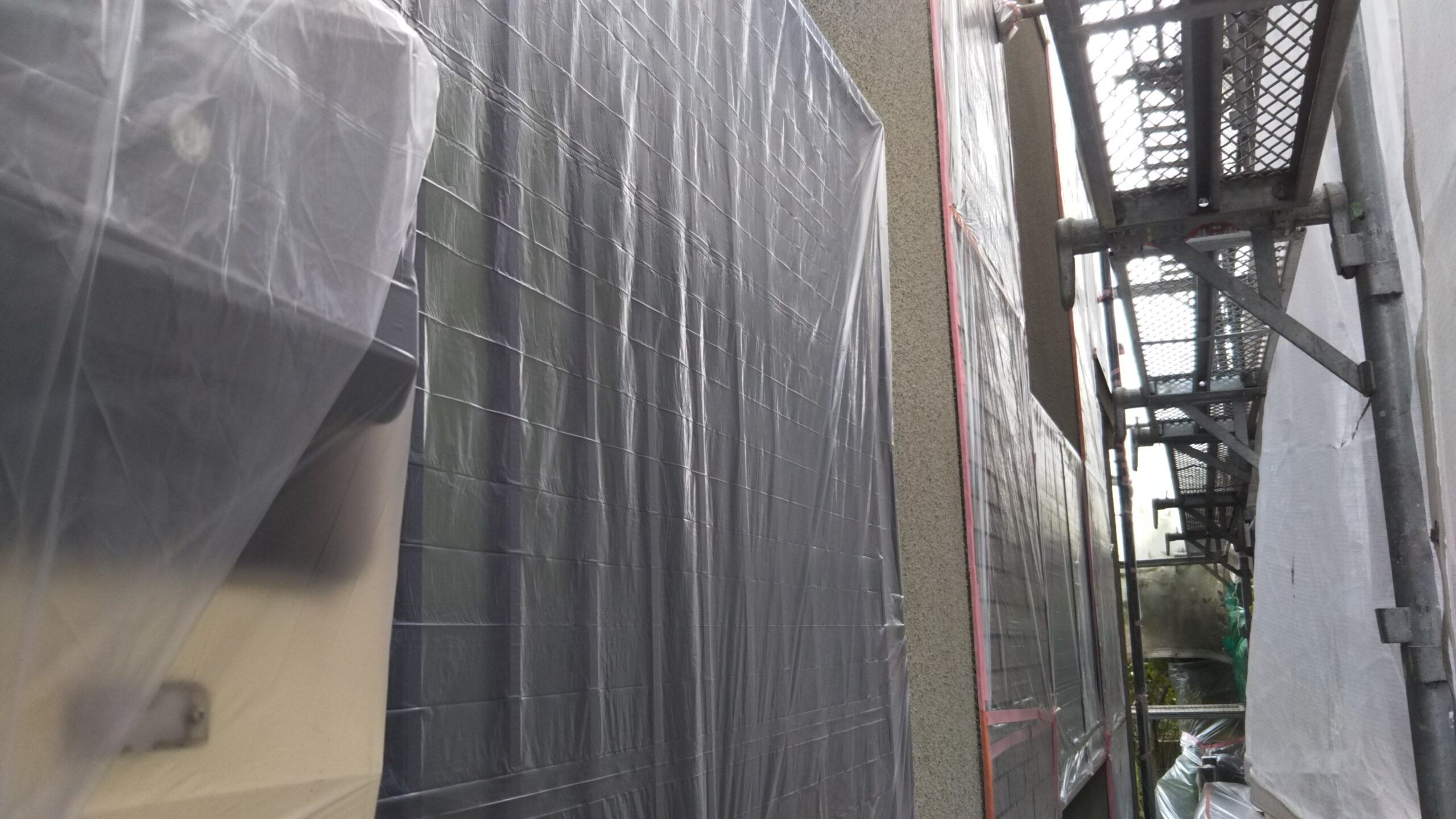 埼玉県さいたま市南区のT様邸（木造２階建て）にて外壁塗装前の養生作業