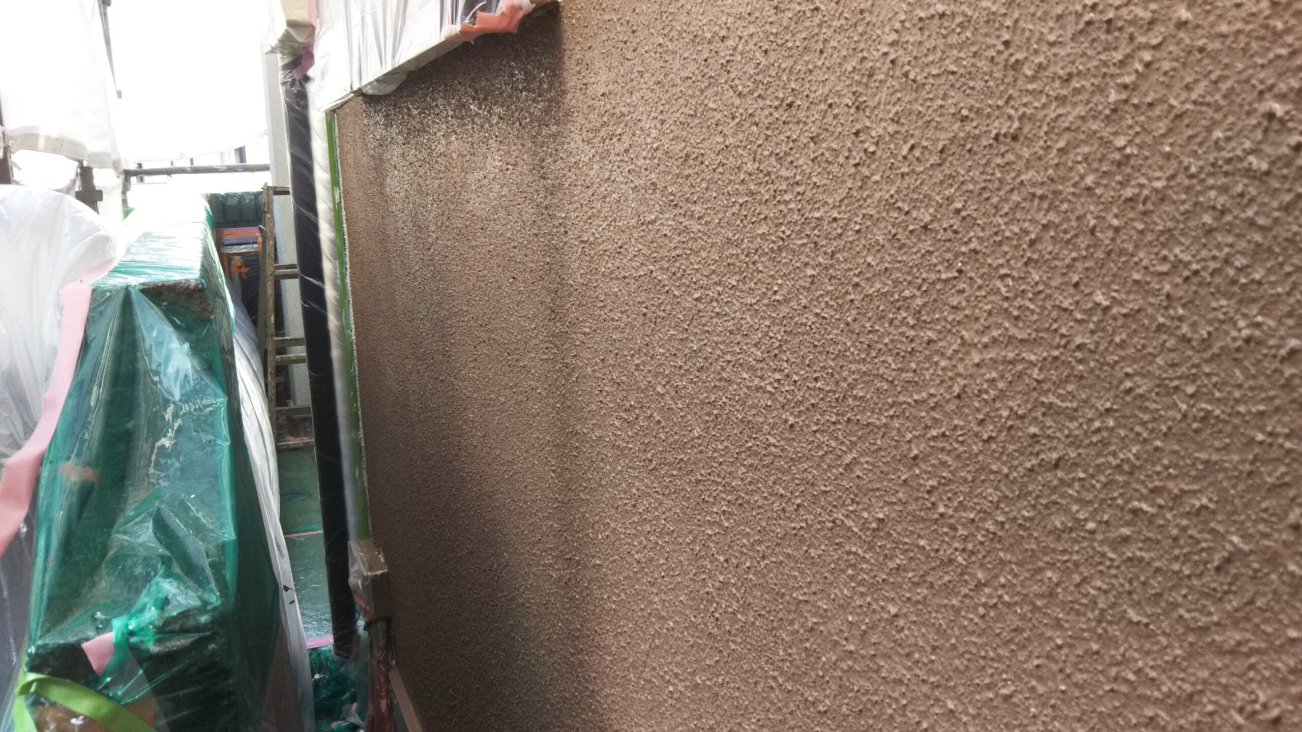 埼玉県さいたま市南区のT様邸（木造２階建て）にて外壁の中塗り塗装・破風の仕上げ塗装