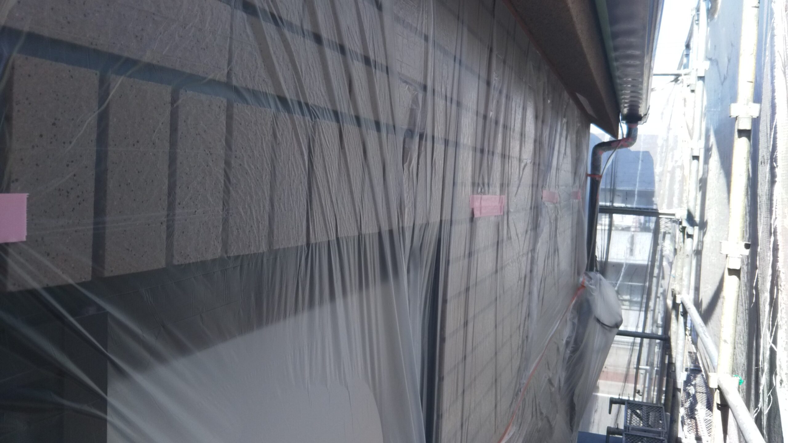 埼玉県さいたま市南区のH様邸（木造２階建て）にて外壁塗装前の高圧洗浄・養生作業