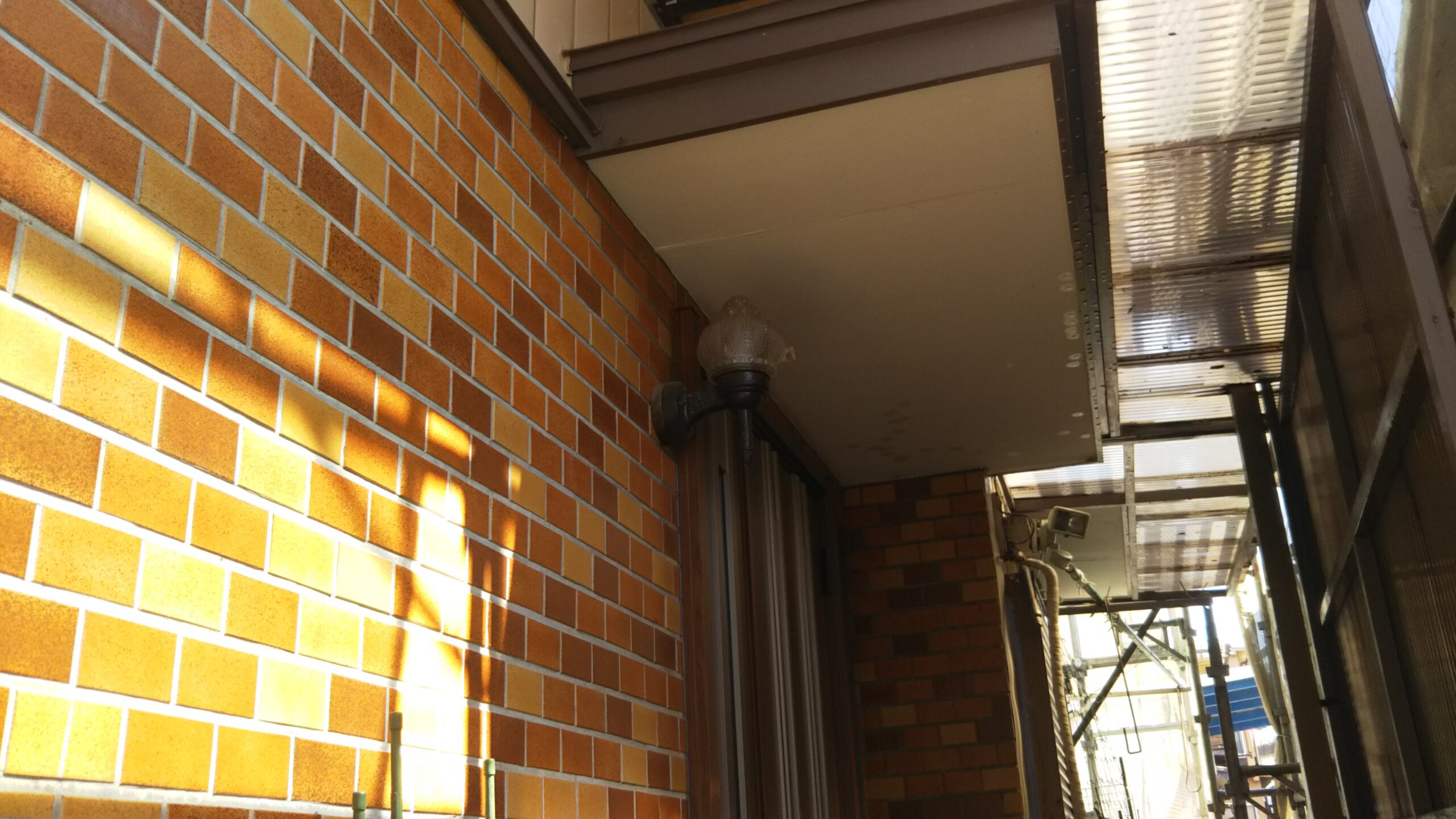 埼玉県さいたま市岩槻区のS様邸（木造２階建て）にて外壁塗装前の高圧洗浄・養生作業