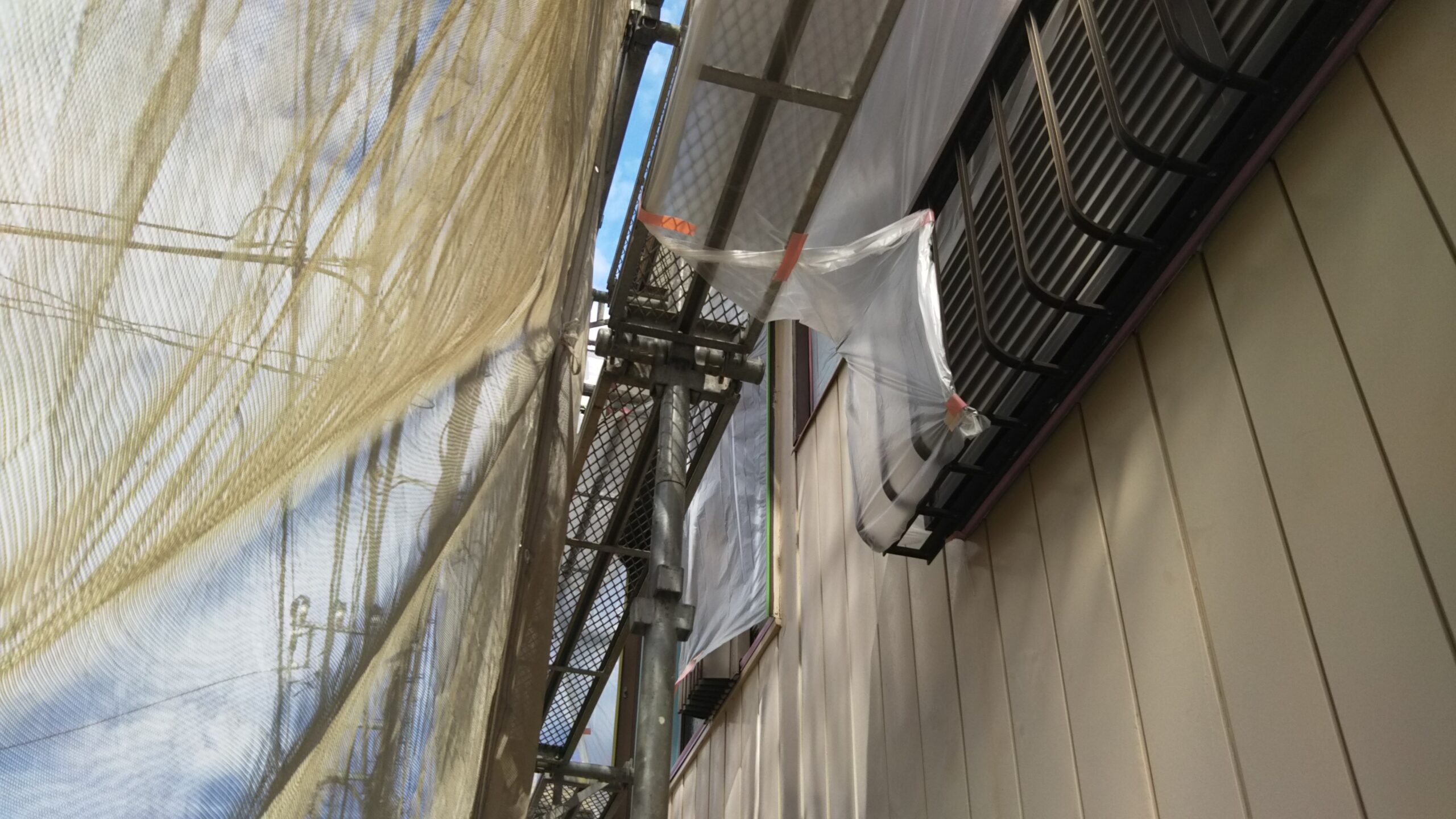 埼玉県さいたま市岩槻区のS様邸（木造２階建て）にて外壁塗装前の養生作業