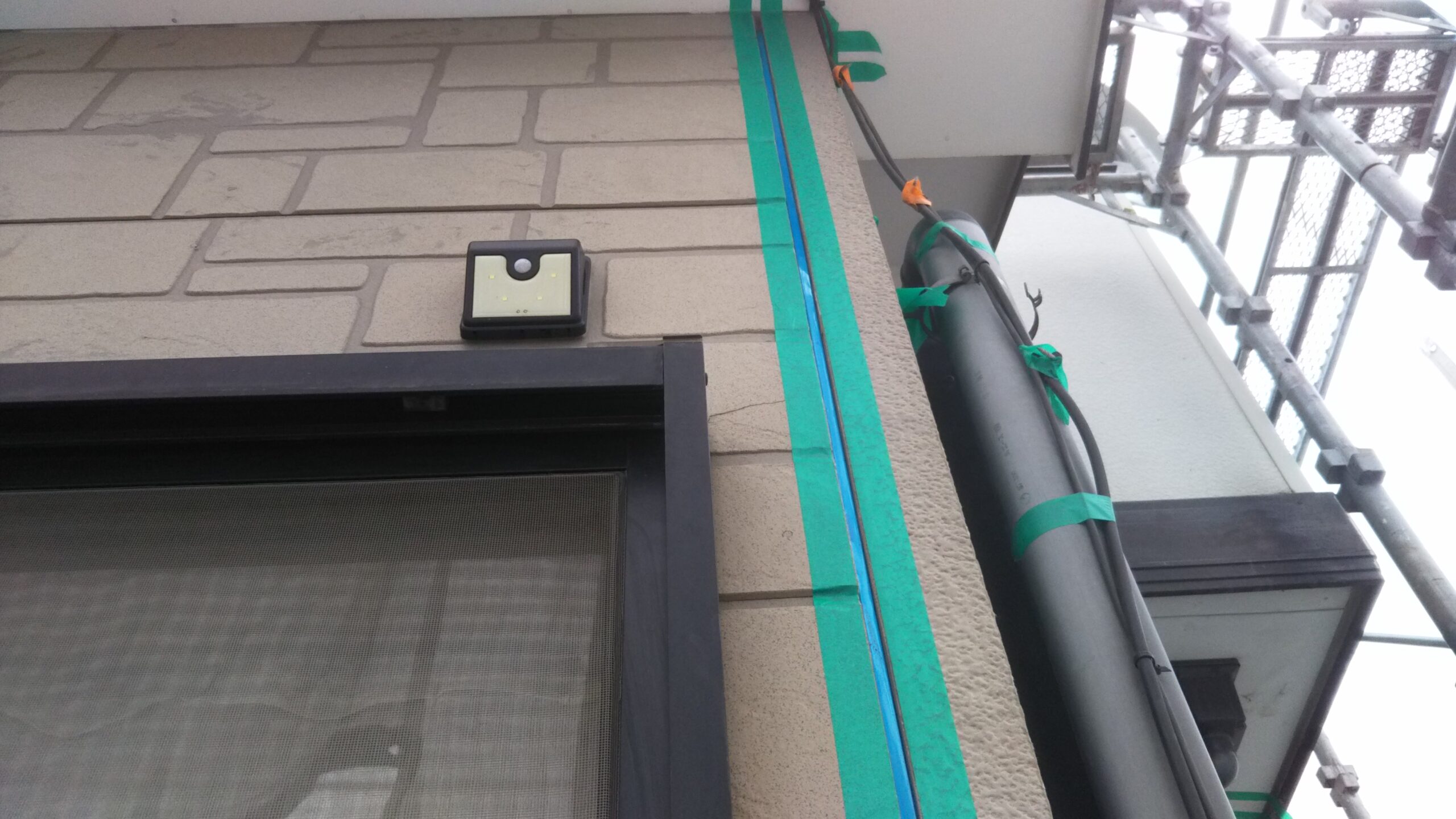 埼玉県さいたま市西区のK様邸（木造２階建て）にて塗り替えリフォーム中　雨のため塗装作業を中断