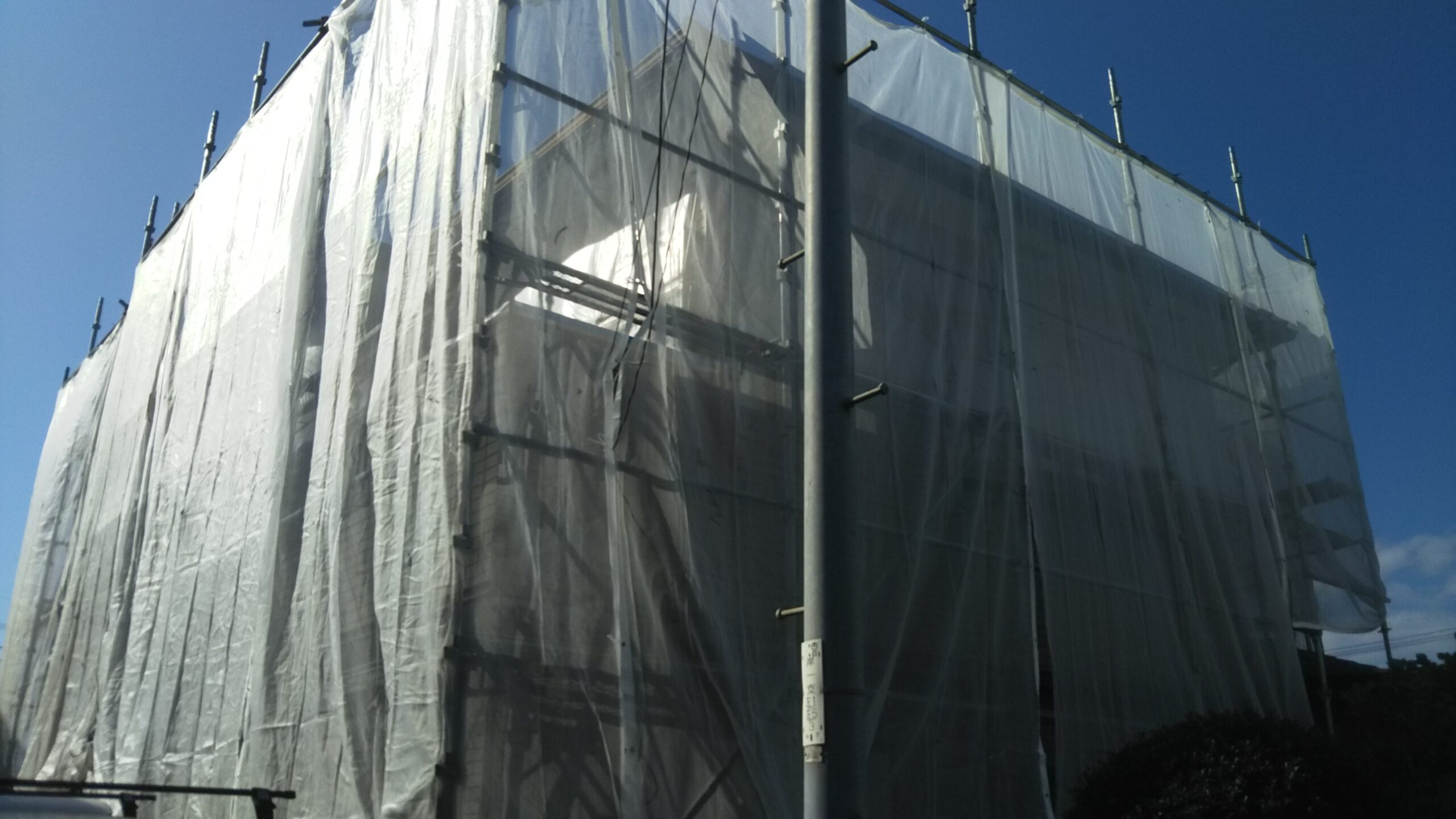埼玉県さいたま市桜区のO様邸（木造２階建て）にて軒天・破風塗装の為の養生作業