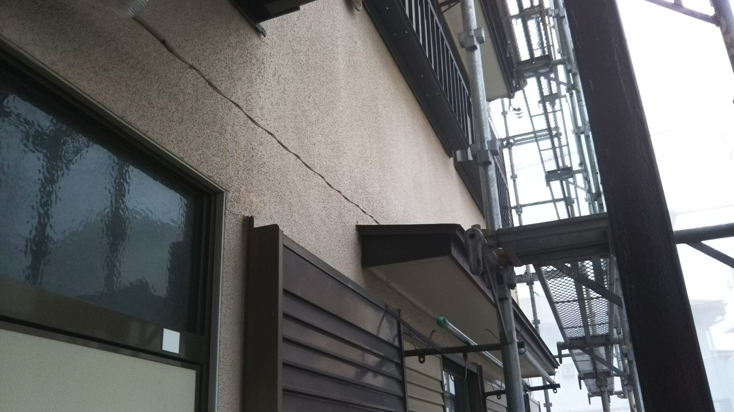 埼玉県さいたま市南区の某アパート（木造２階建て）の外壁塗装前の高圧洗浄