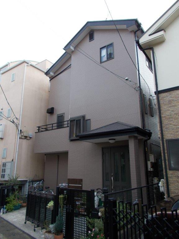 埼玉県さいたま市岩槻区のW様邸（木造２階建て）にて外壁塗装前の養生・コーキング打ち替えと屋根塗装