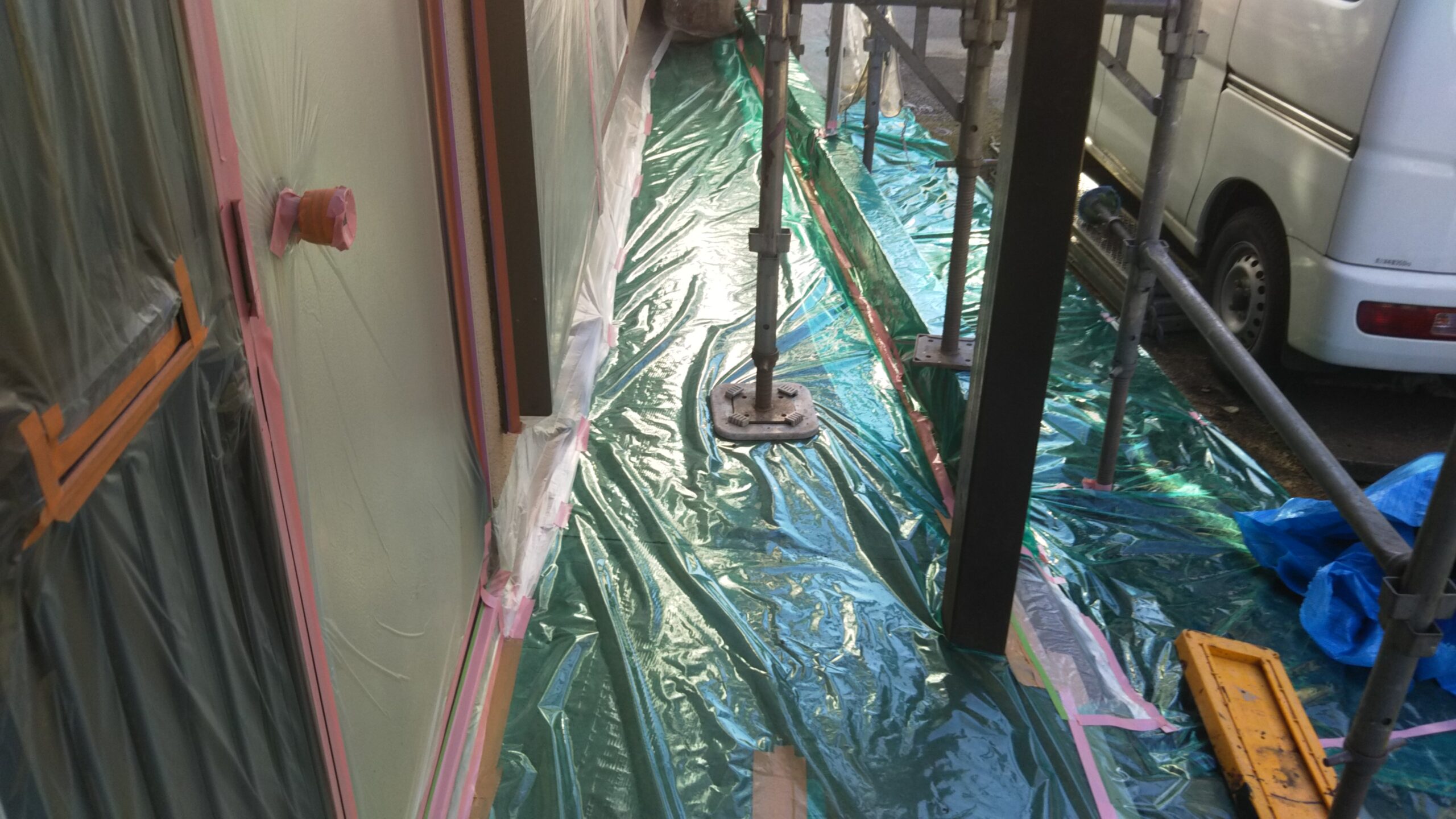 埼玉県さいたま市南区の某アパート（木造２階建て）にて外壁塗装前の養生と破風の下塗り塗装