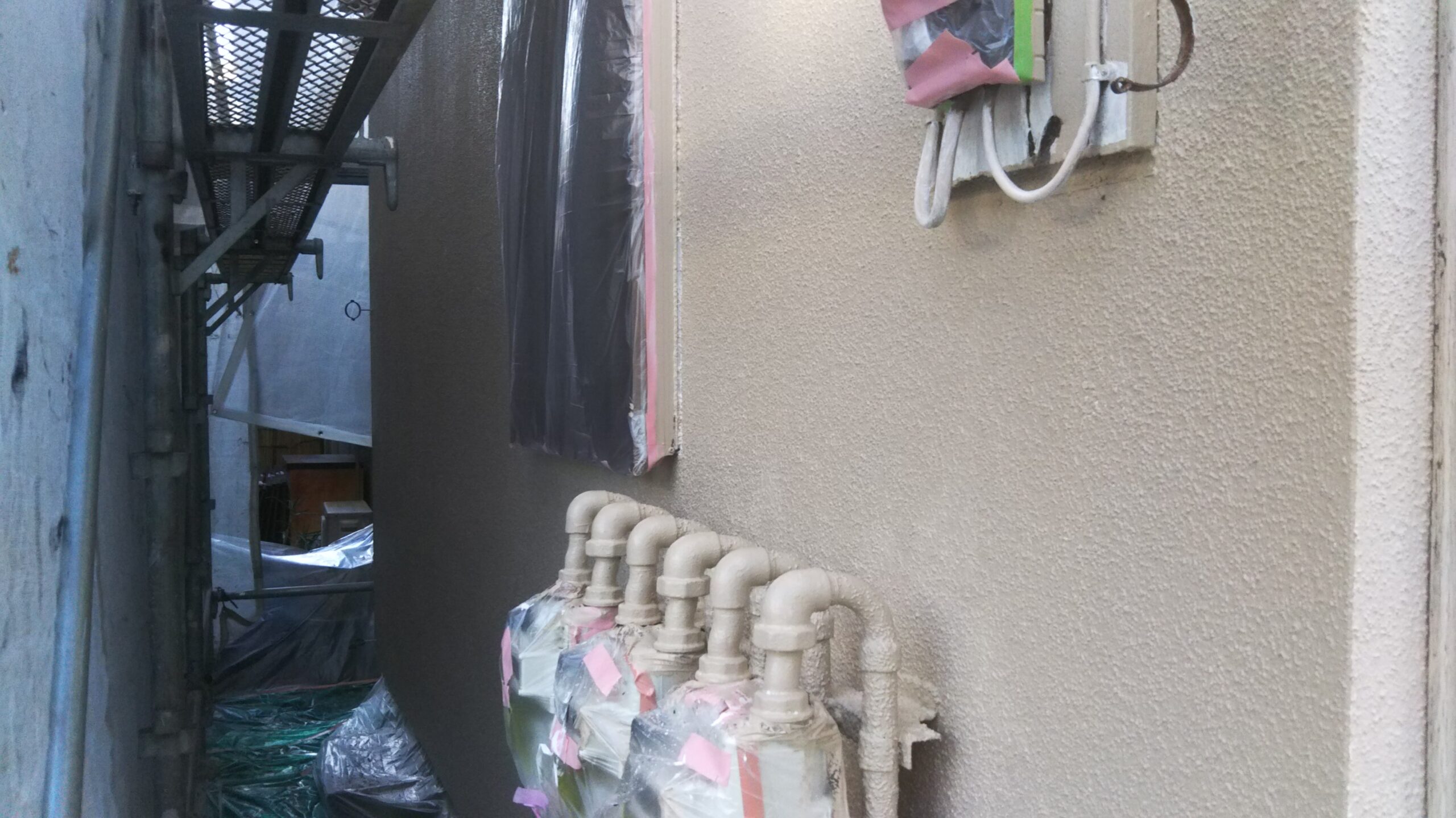 埼玉県さいたま市南区の某アパート（木造２階建て）にて外壁の中塗り塗装・仕上げ塗装