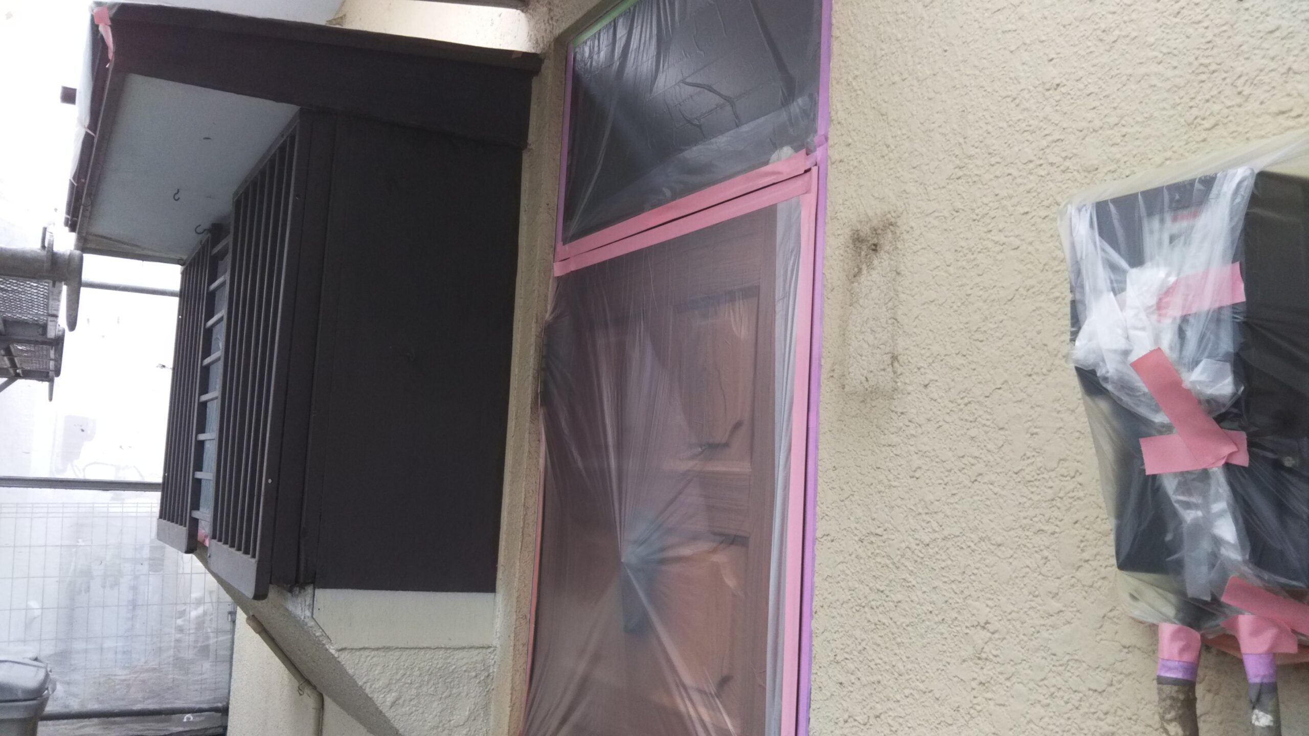 埼玉県さいたま市岩槻区のN様邸（木造２階建て）にて外壁塗装前の養生作業