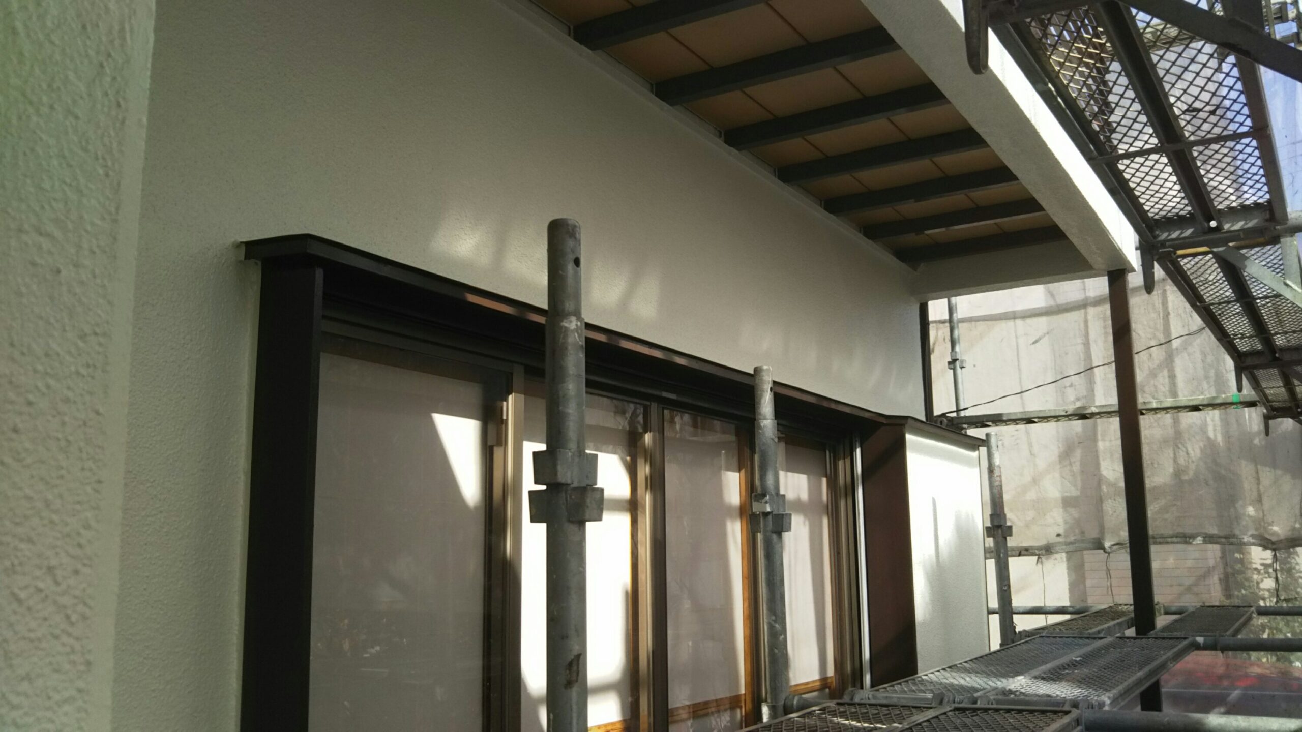 埼玉県さいたま市見沼区のＷ様邸（木造２階建て）にて下屋根の仕上げ塗装
