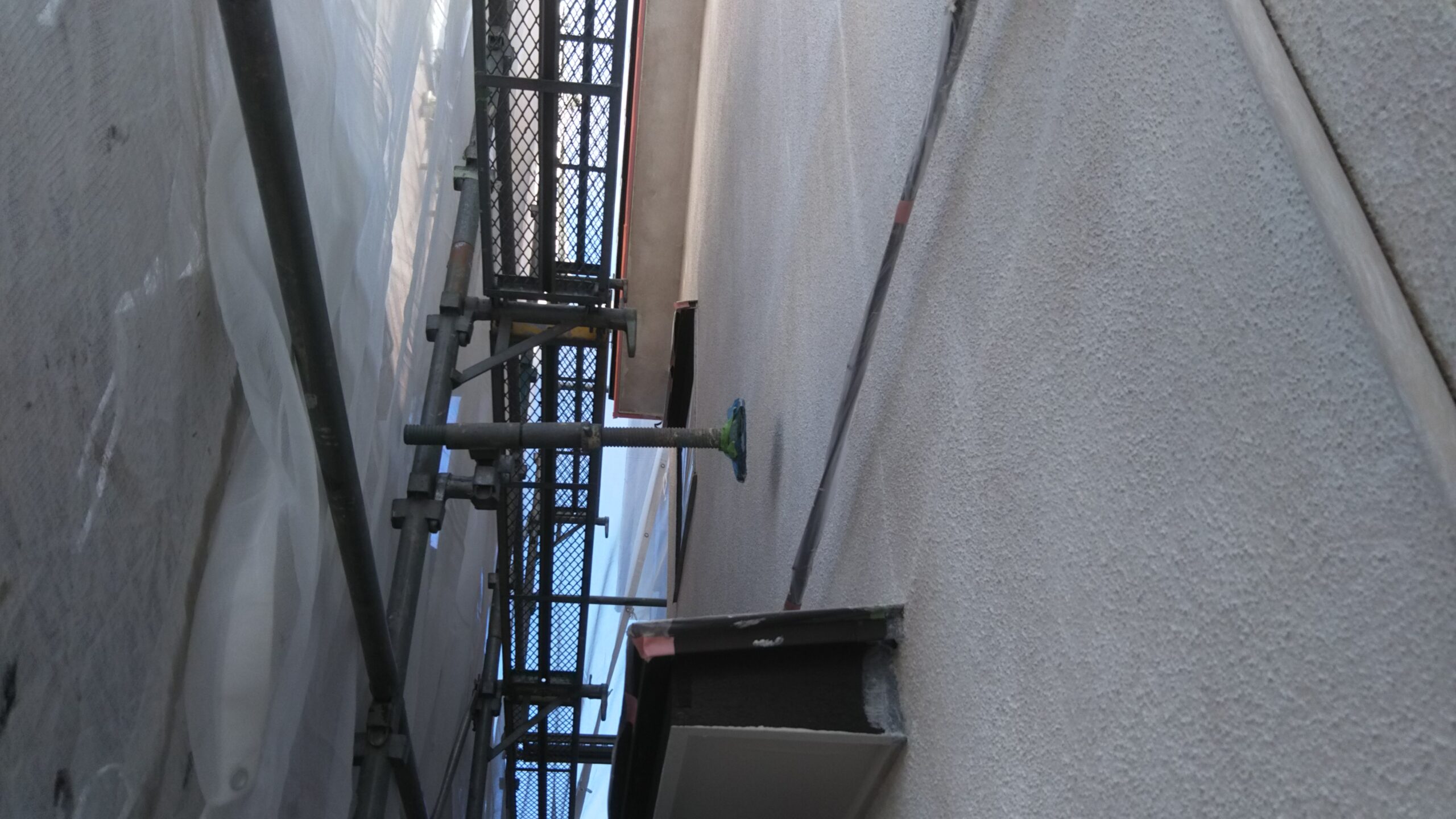 埼玉県さいたま市南区の某アパート（木造２階建て）にて外壁の下塗り塗装