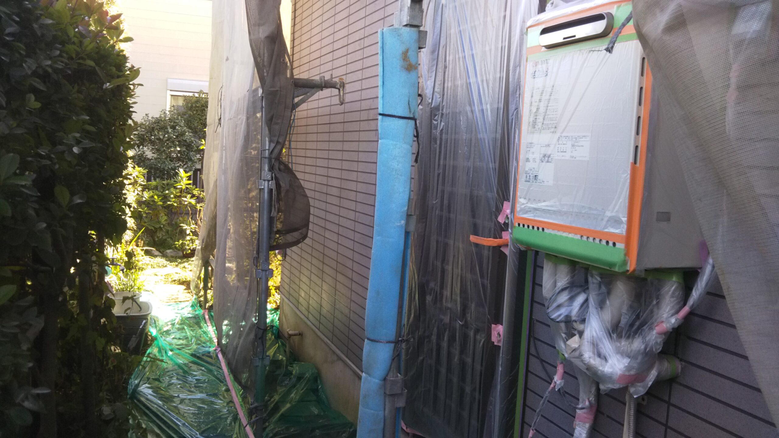 埼玉県さいたま市緑区のY様邸（木造1階建て）にて外壁の養生作業と軒塗装
