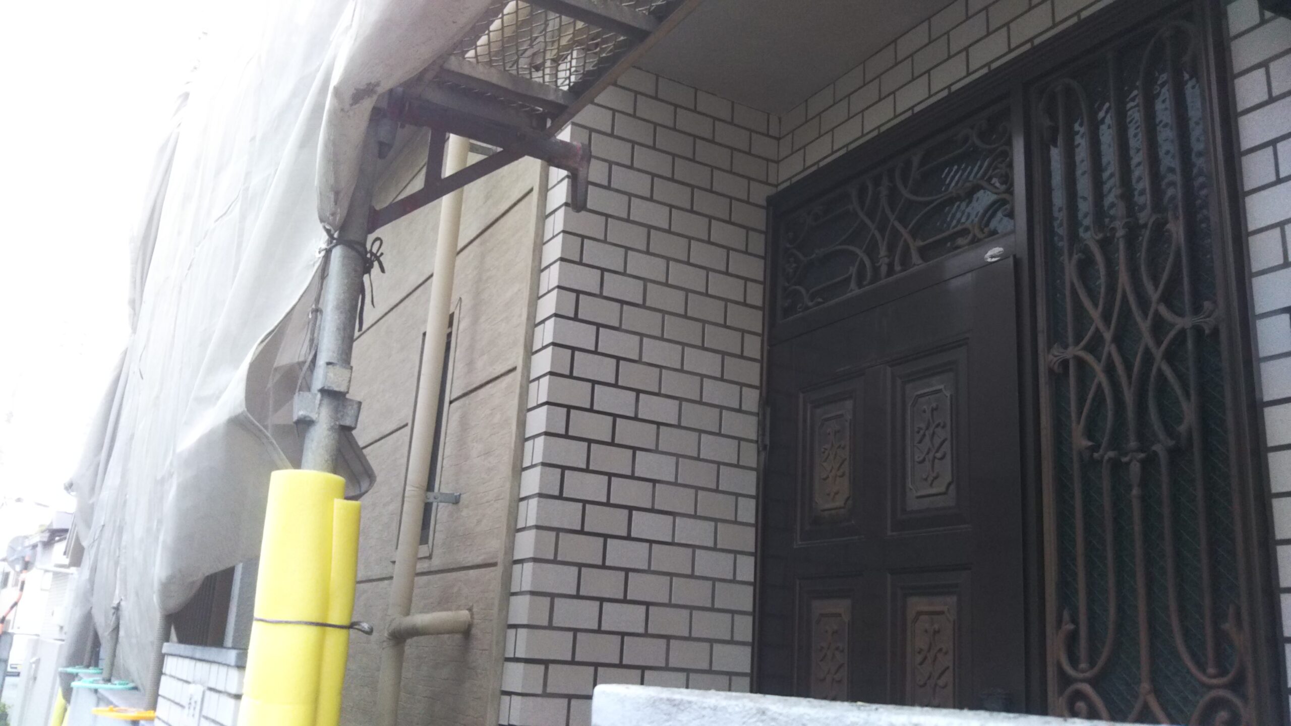 埼玉県さいたま市南区の（木造2階建て）T様邸にて外壁塗装前の高圧洗浄