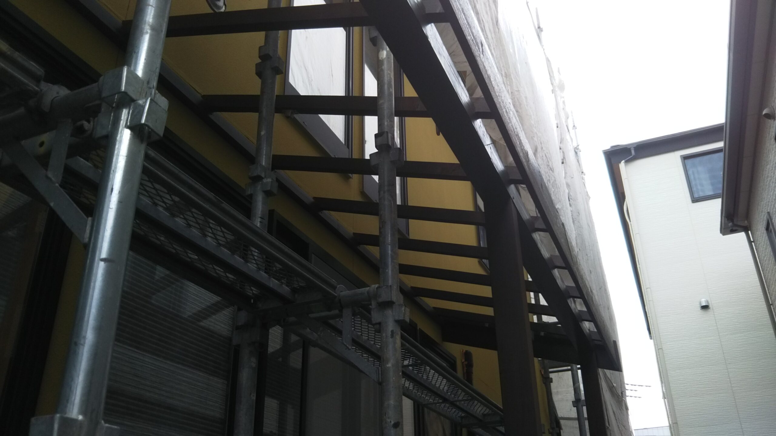 埼玉県さいたま市南区の（木造2階建て）H様邸にて外壁・鉄部・木テラスの塗装工事とサッシなどの掃除