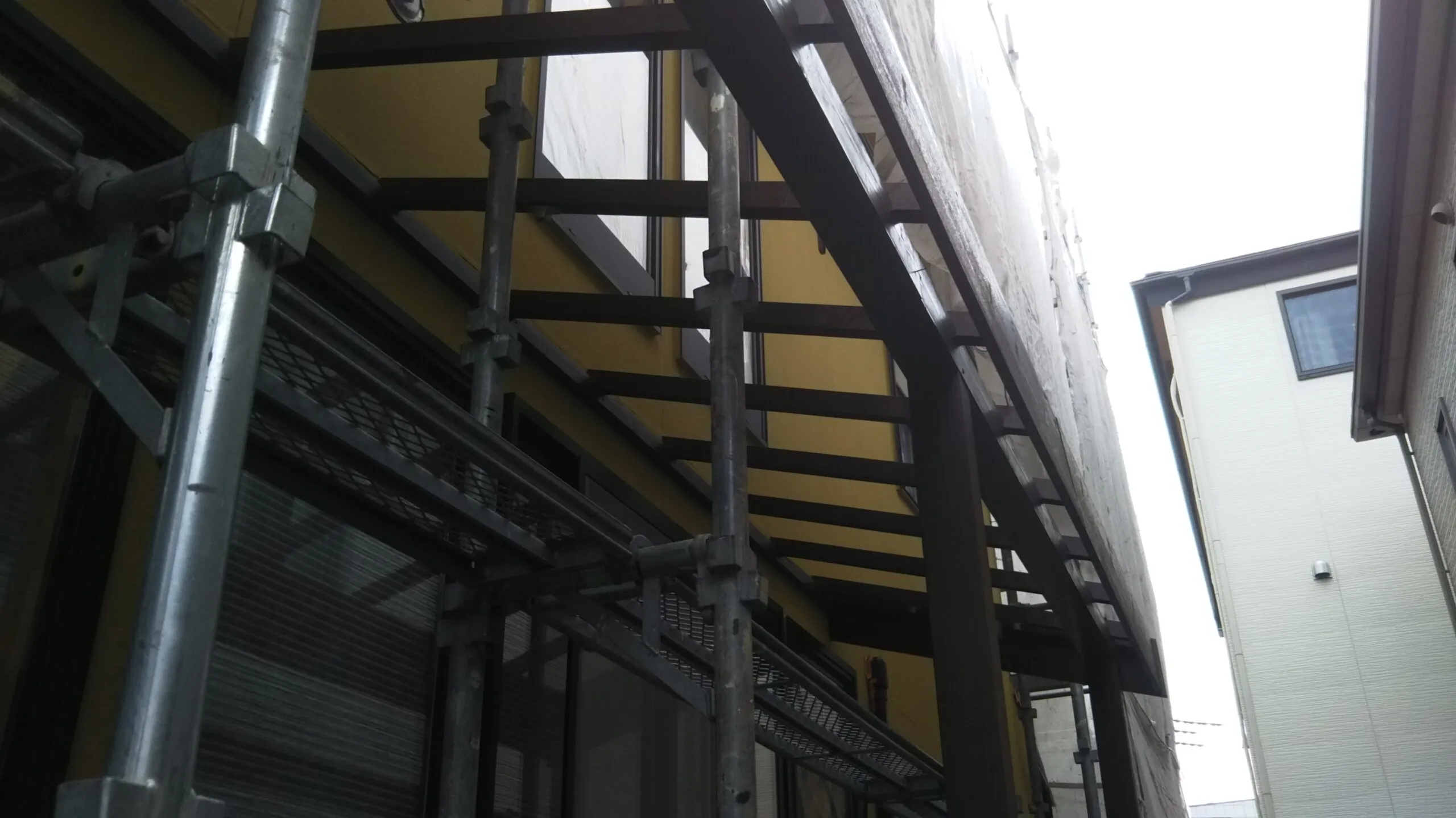 埼玉県さいたま市南区の(木造2階建て)H様邸にて外壁・鉄部・木テラスの塗装工事とサッシなどの掃除