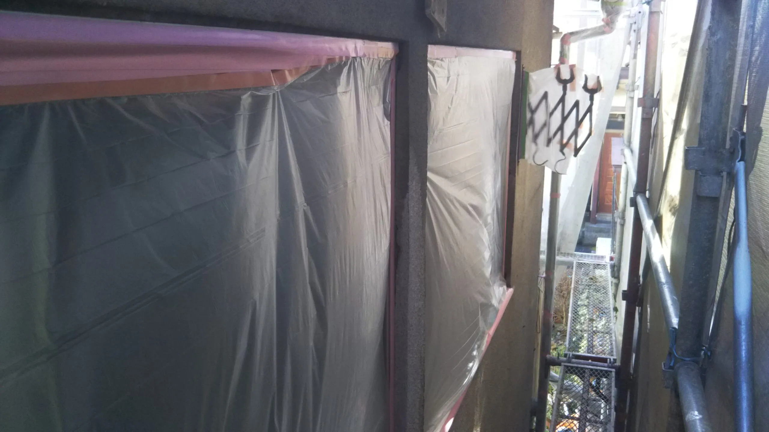 埼玉県さいたま市桜区のF様邸(木造2階建て)にて外壁塗装前の養生作業
