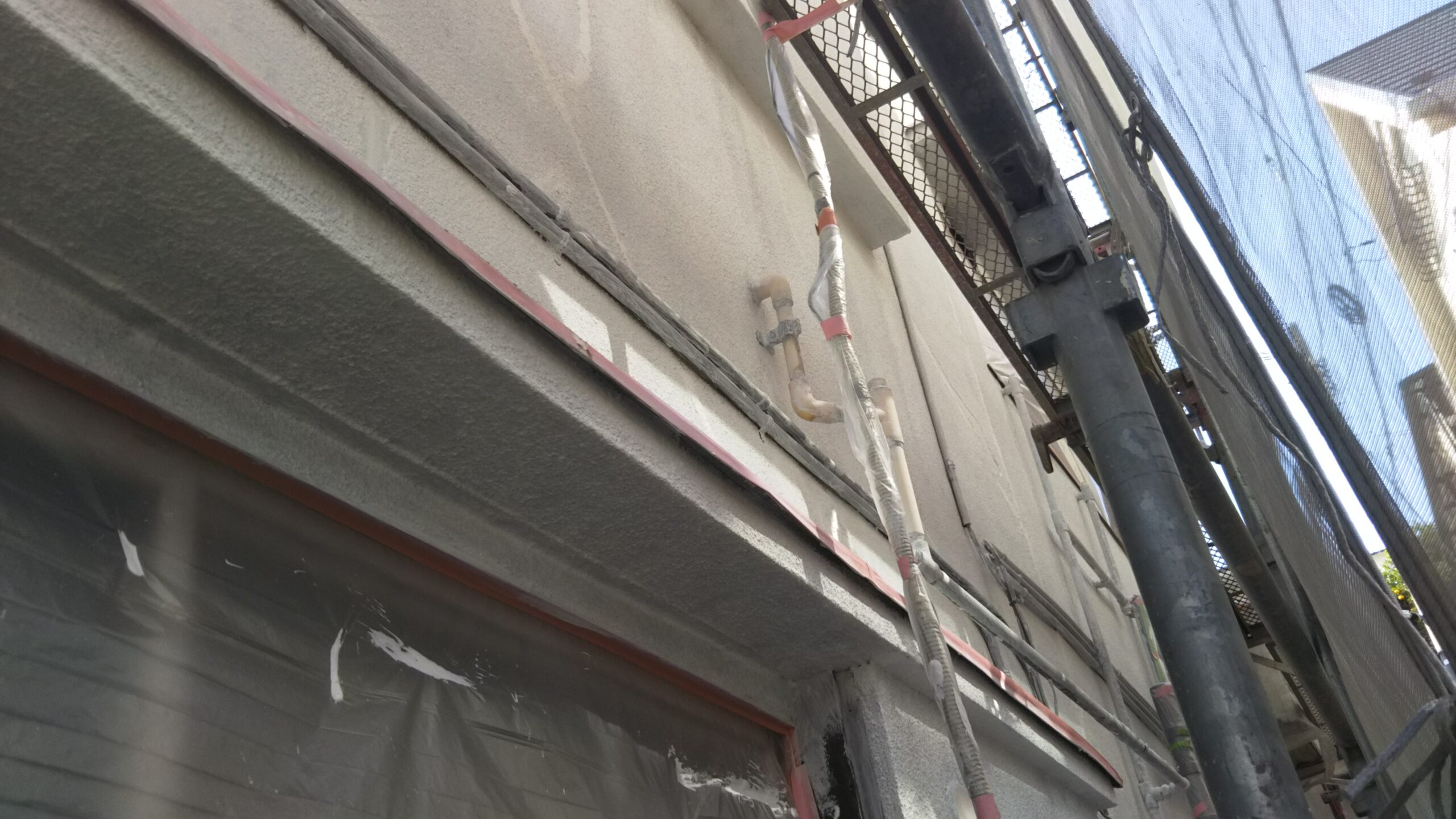 埼玉県さいたま市桜区のF様邸（木造２階建て）にて外壁の下塗り塗装・鉄部のケレン作業