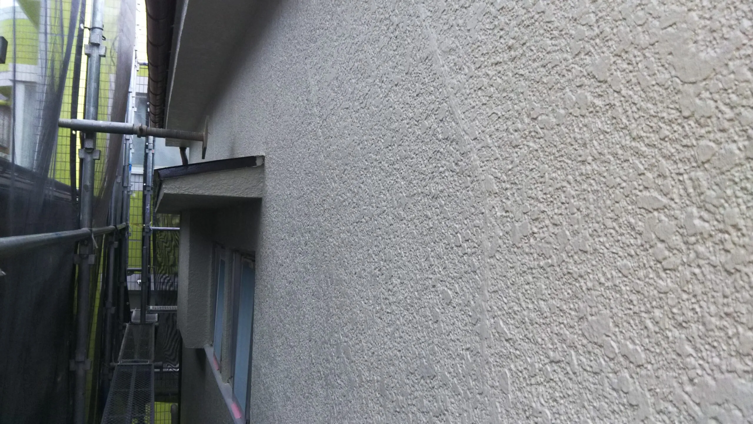 埼玉県さいたま市南区の(木造2階建て)T様邸にて塗り替えリフォーム中 鉄部の仕上げ塗装、サッシなどの掃除