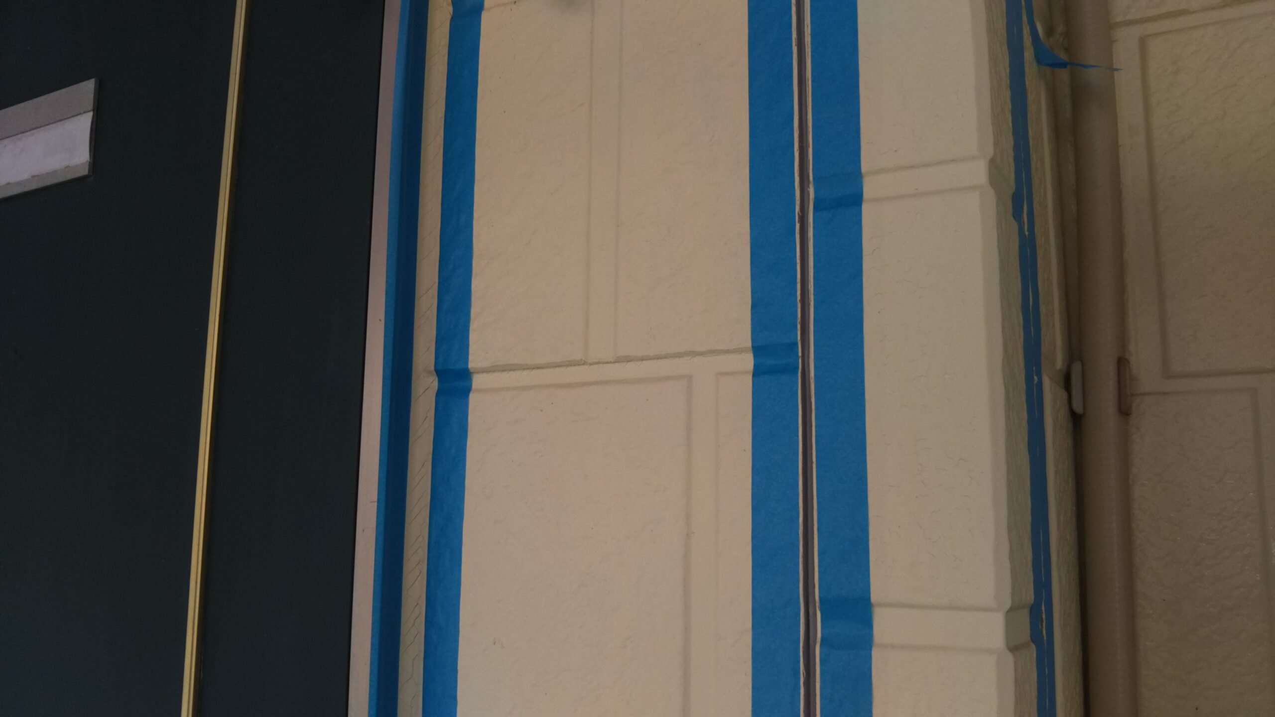 埼玉県さいたま市　外壁コーキングのテープ貼り|さいたま市岩槻区の（木造２階建て）某アパートにて塗り替えリフォーム中