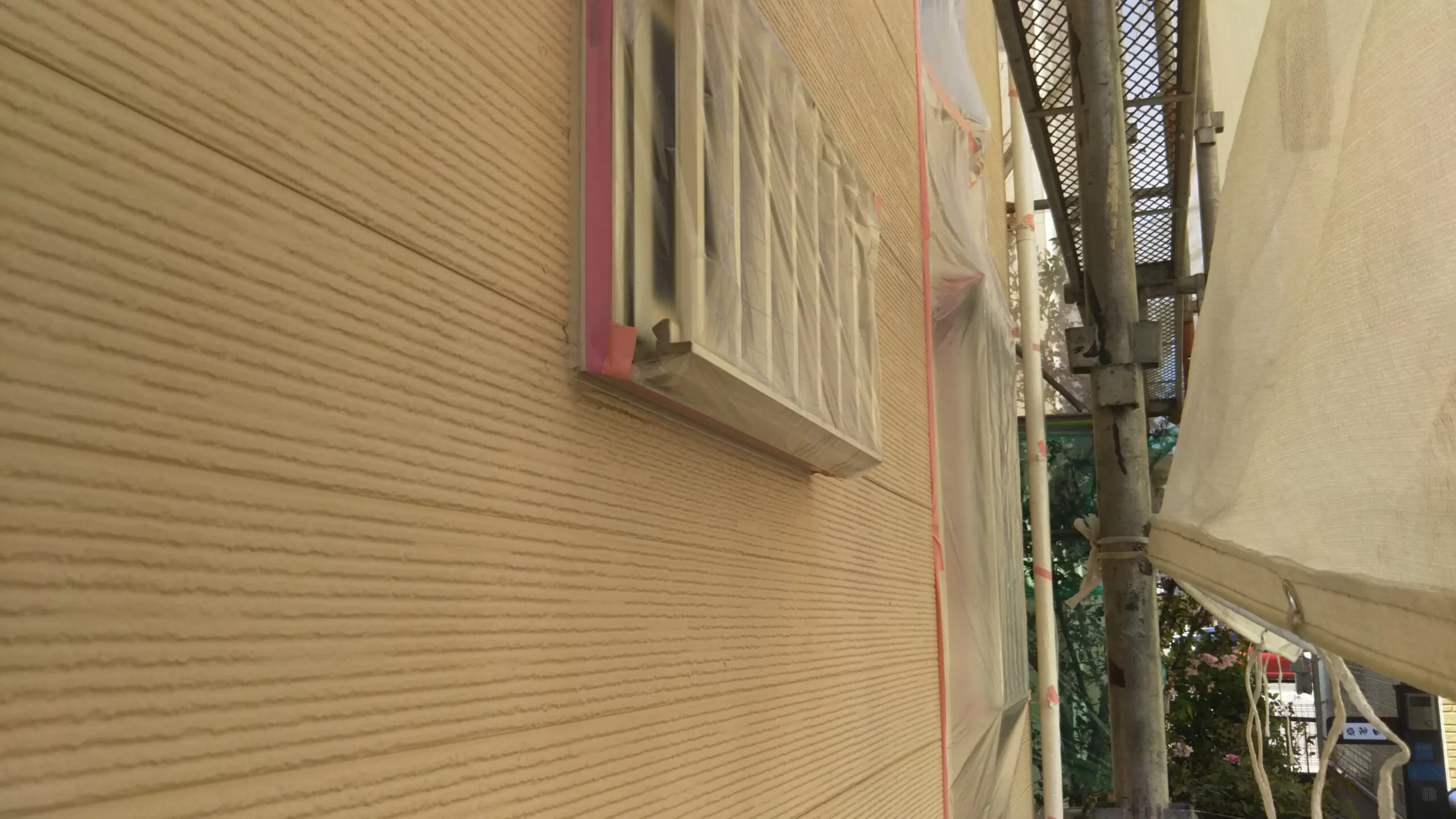 埼玉県さいたま市緑区のS様邸(木造2階建て)にて外壁の養生作業