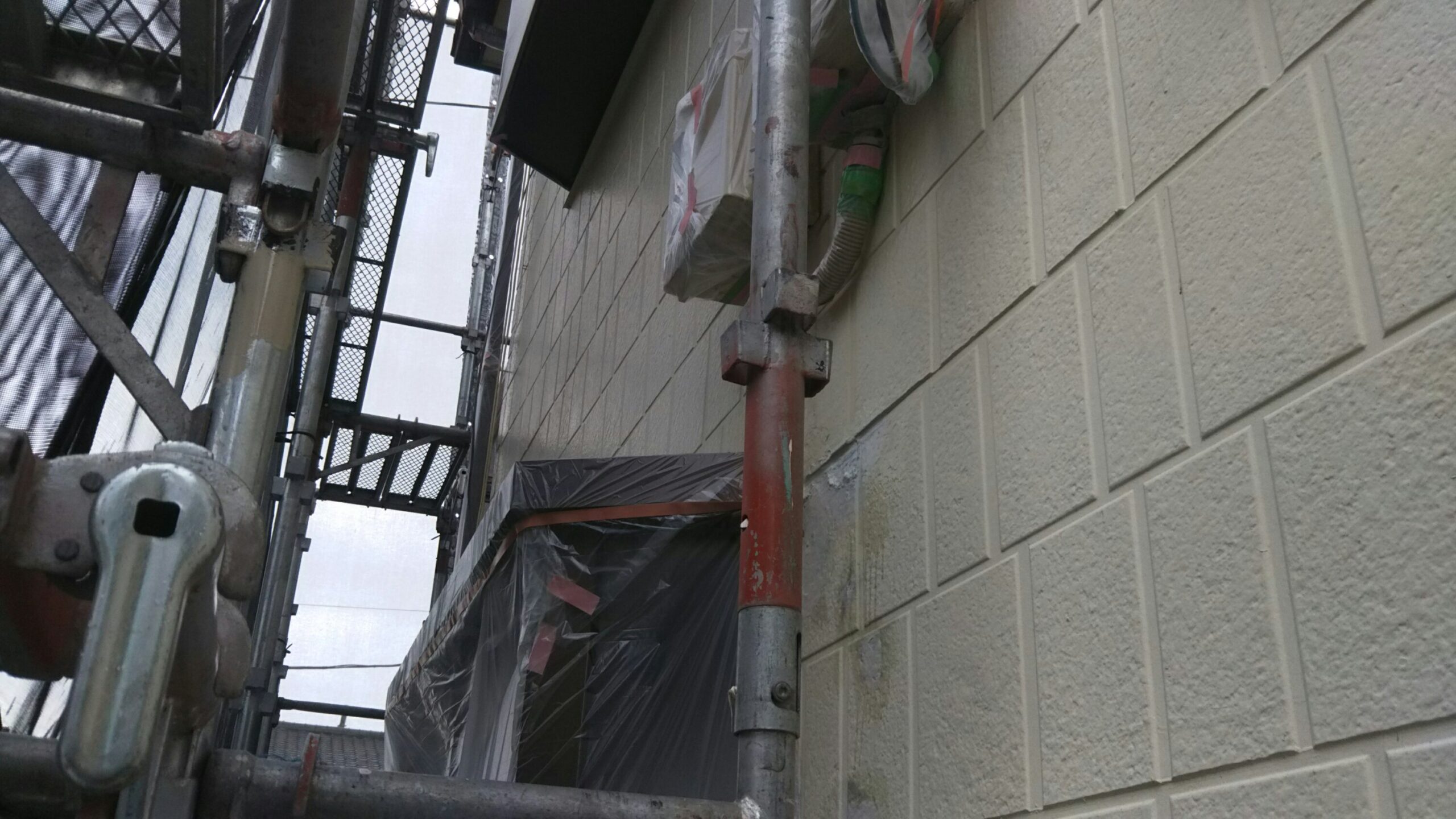 埼玉県さいたま市岩槻区の某アパート（木造2階建て）にて外壁の養生作業・下塗り塗装