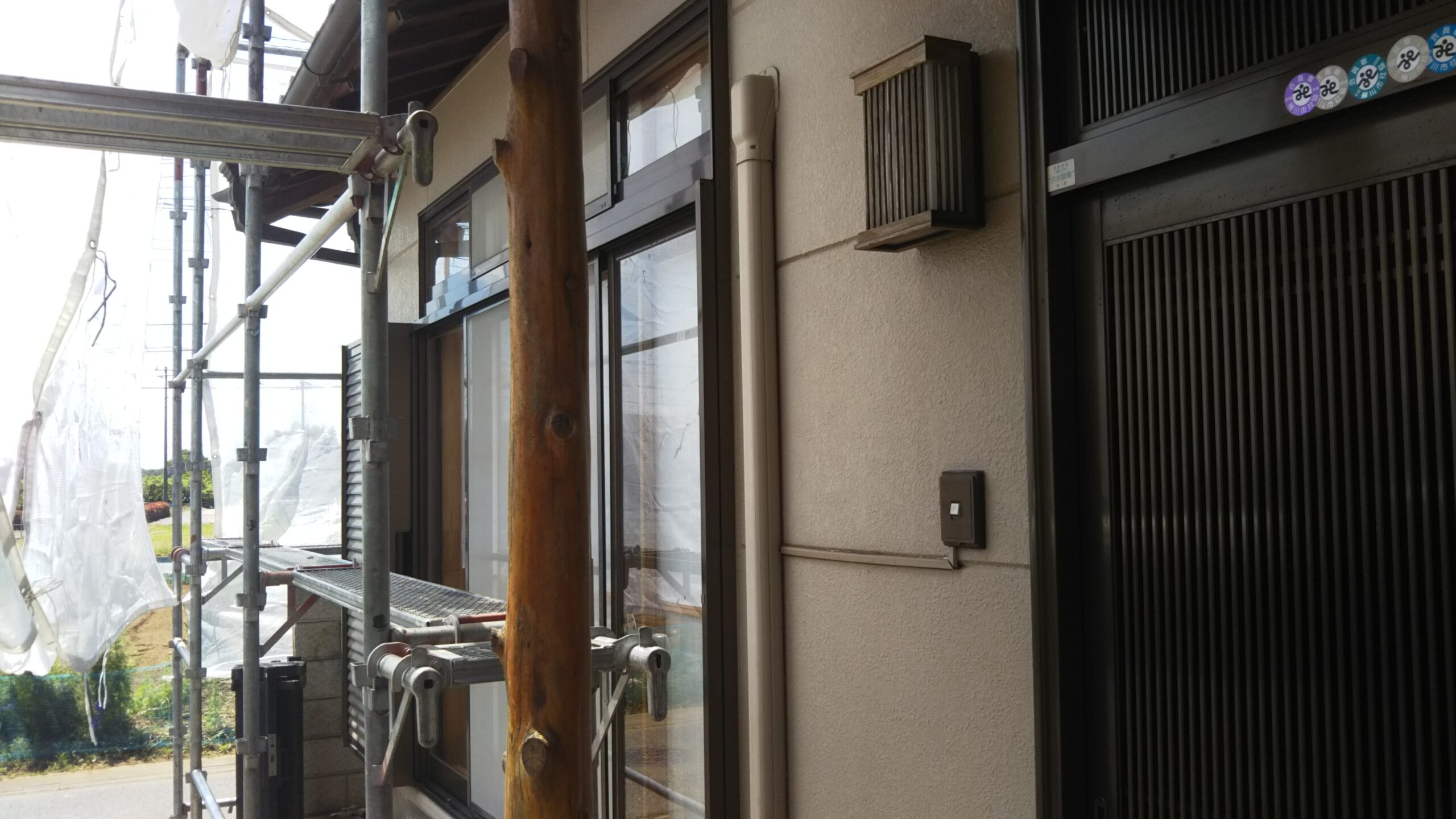 埼玉県さいたま市北区のO様邸（木造２階建て）にて外壁の高圧洗浄・養生作業