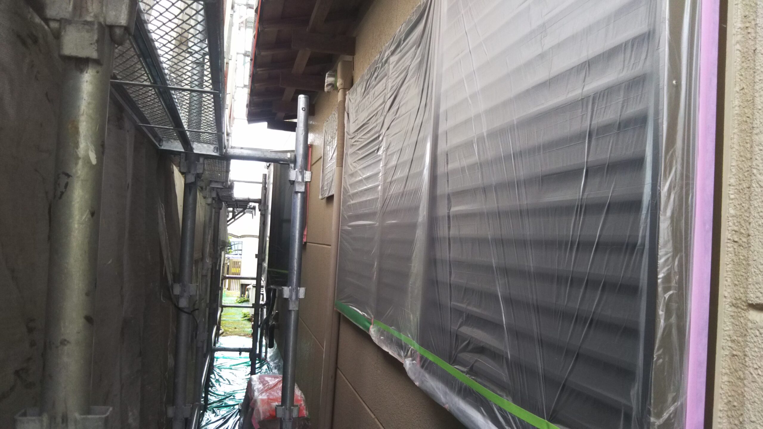 埼玉県さいたま市北区のO様邸（木造2階建て）にて外壁の養生作業