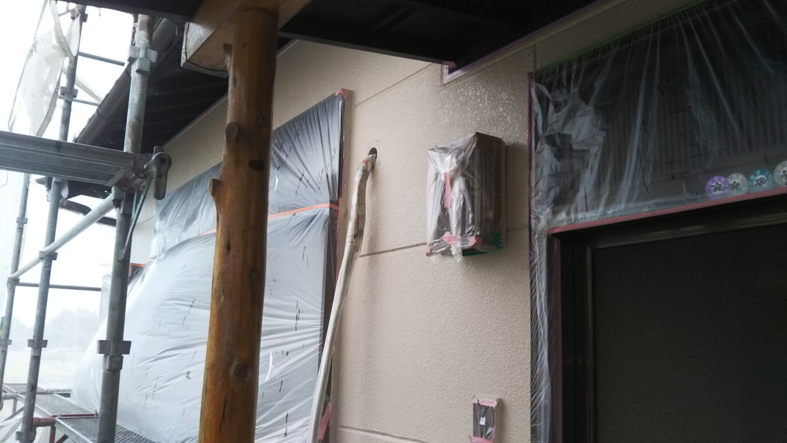 埼玉県さいたま市北区のO様邸（木造2階建て）にて塗り替えリフォーム中　雨天のため塗装工事を一旦中断