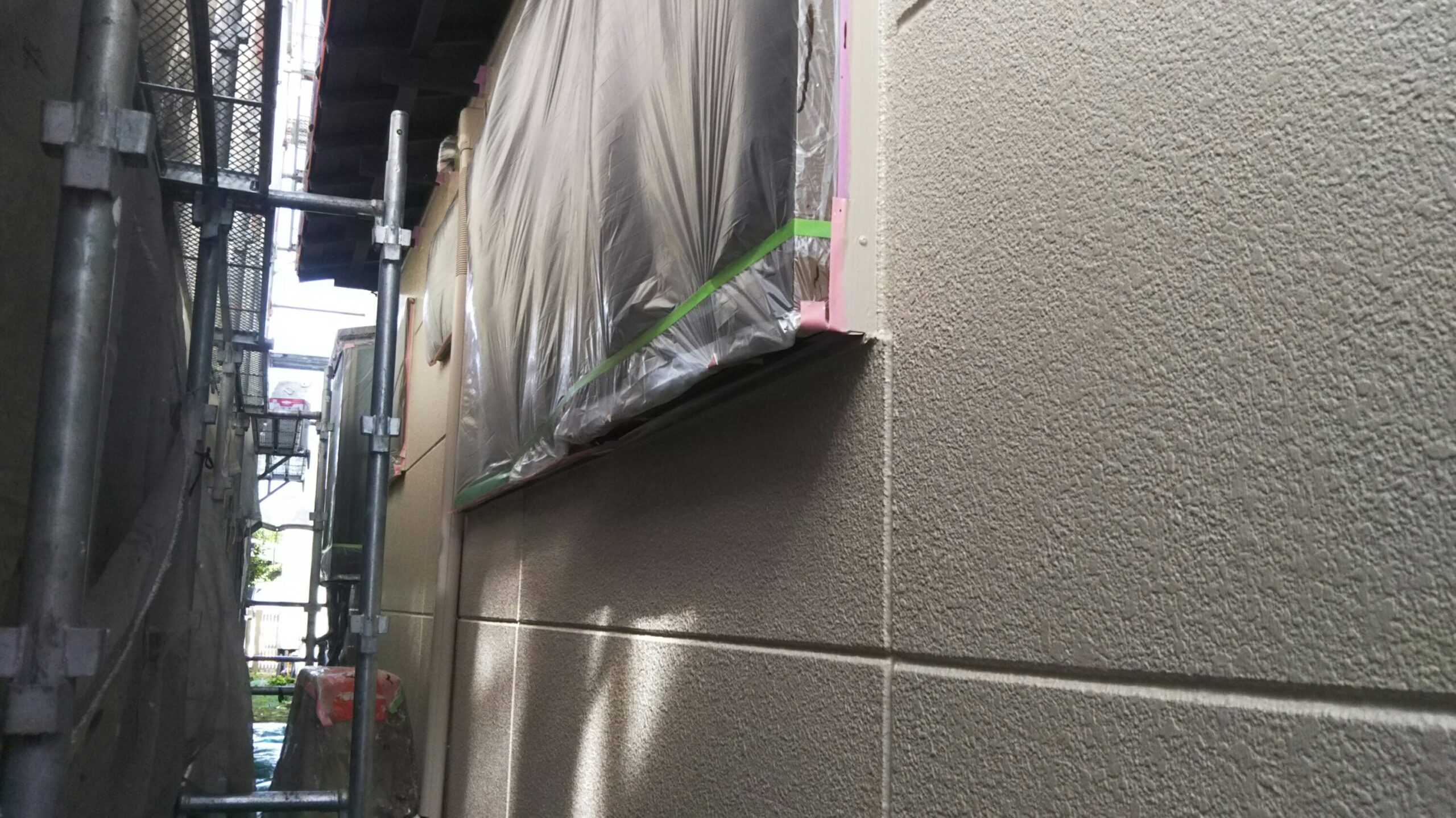 埼玉県さいたま市北区の（木造2階建て）O様邸にて外壁の中塗り・仕上げ塗装