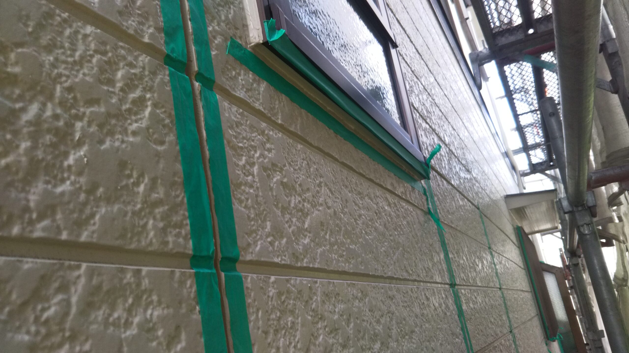 埼玉県さいたま市北区　コーキングの撤去、テープ貼り、外壁塗装の養生|（木造２階建て）Ｃ様邸にて塗り替えリフォーム中