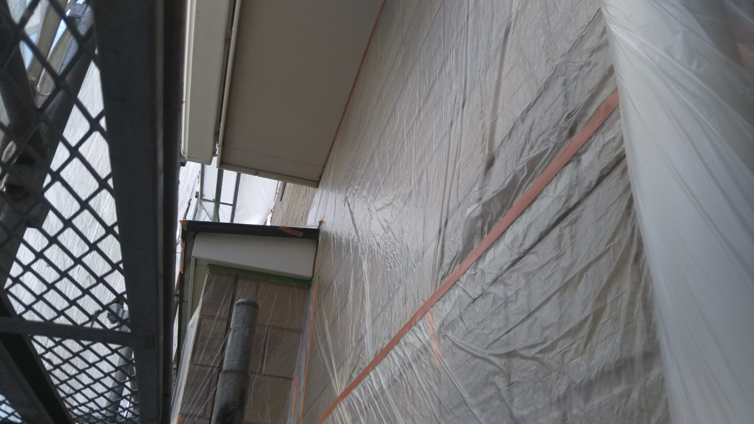 埼玉県さいたま市北区のO様邸（木造2階建て）にて塗り替えリフォーム中　雨のため塗装作業を中断