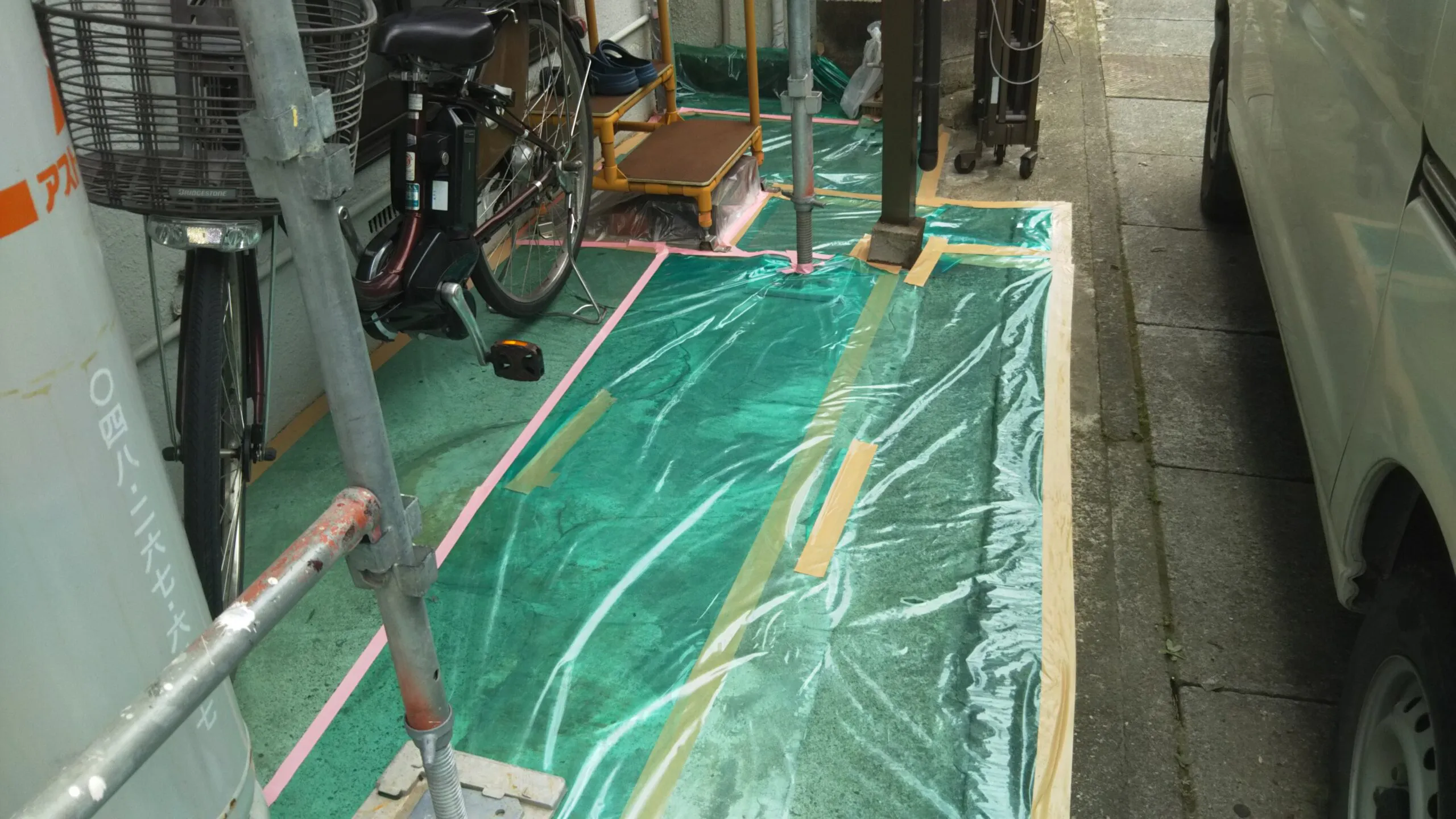 埼玉県さいたま市南区のN様邸(木造2階建て)にて外壁の養生作業