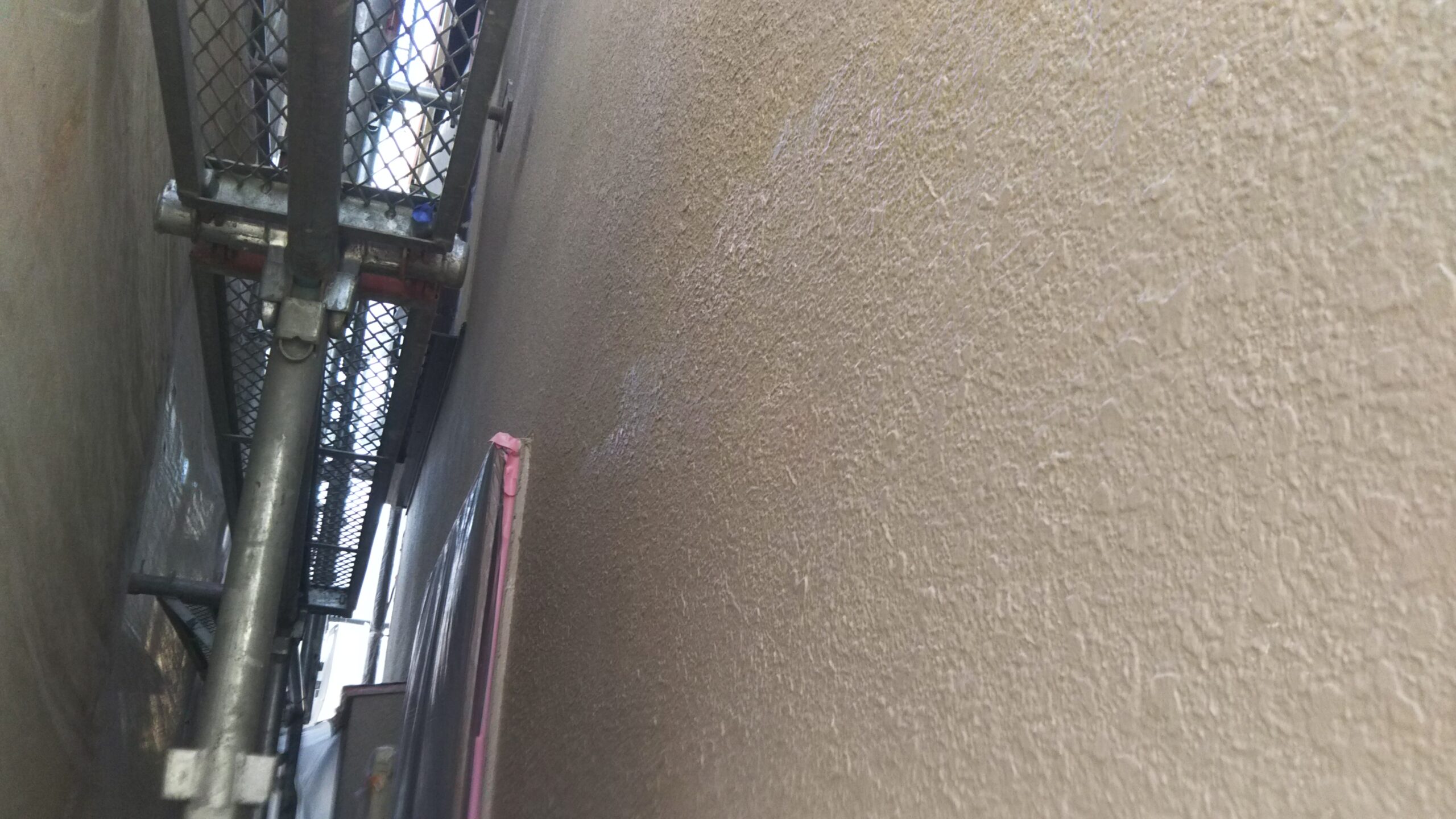 埼玉県さいたま市南区の（木造2階建て）N様邸にて外壁の下塗り・中塗り塗装