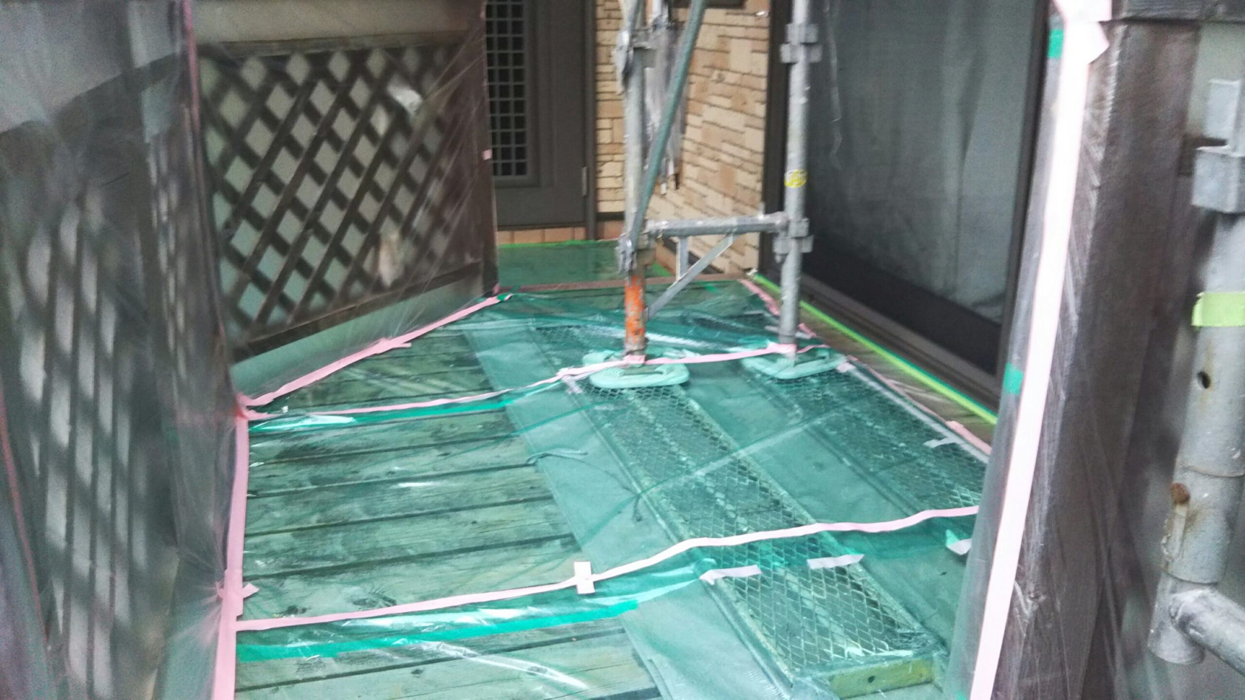 埼玉県さいたま市中央区のM様邸（木造2階建て）にて塗り替えリフォーム中　雨のため塗装作業を中断