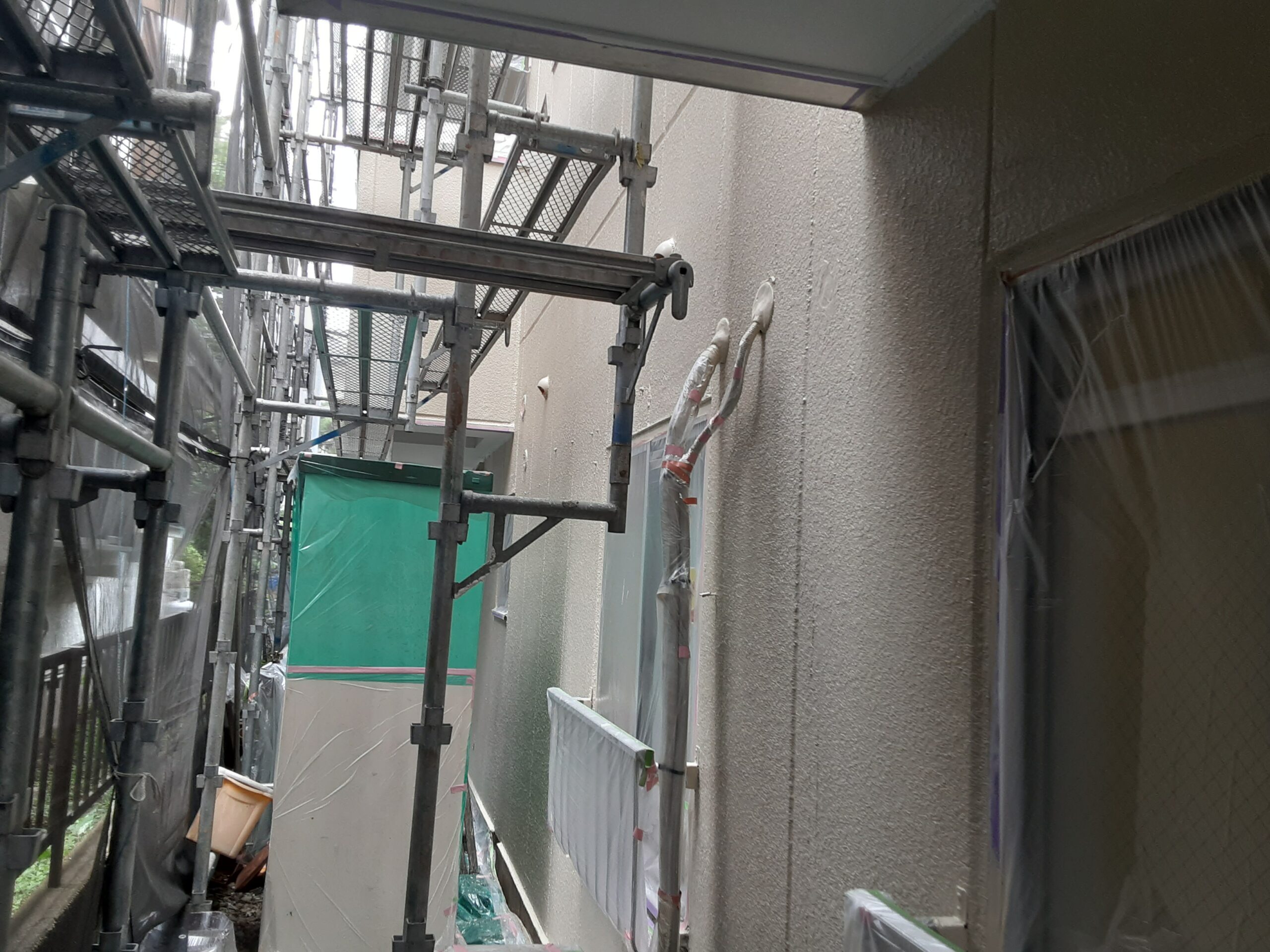 埼玉県さいたま市　雨のため塗装作業を中断｜さいたま市南区の某マンション（鉄骨3階建て）にて塗り替えリフォーム中