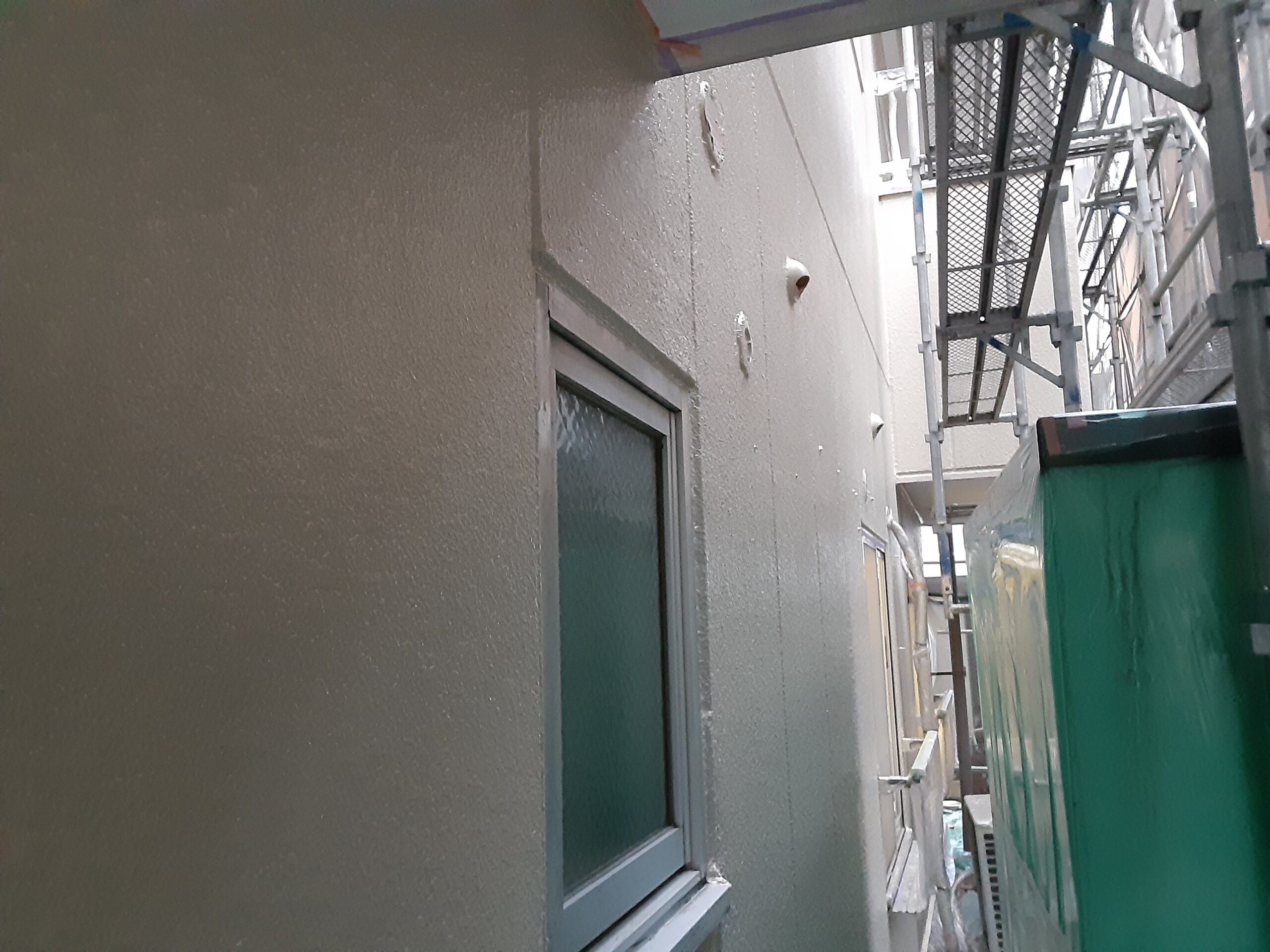 埼玉県さいたま市南区の某マンション（鉄骨3階建て）にて塗り替えリフォーム中　雨のため塗装作業を中断