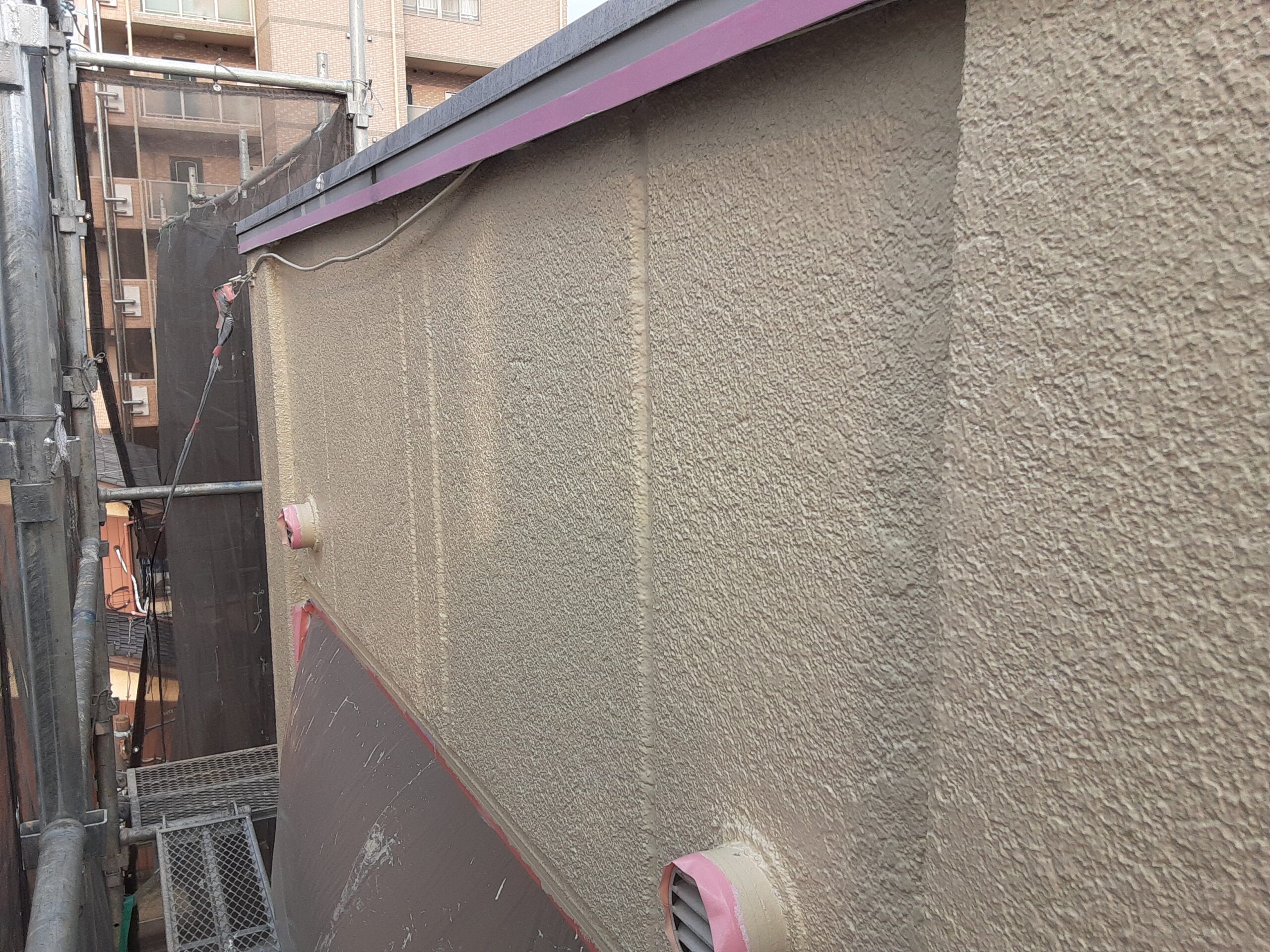 埼玉県さいたま市南区の某マンション（鉄骨3階建て）にて外壁の下塗り・中塗り塗装