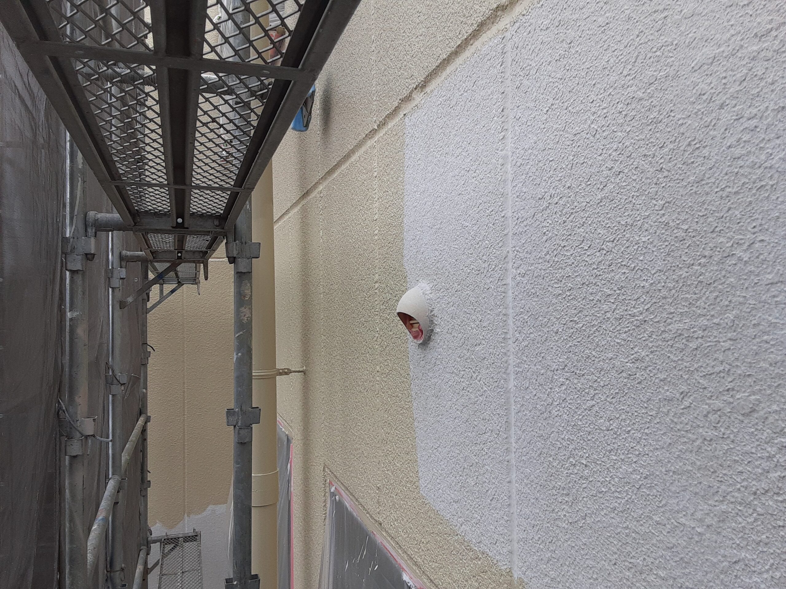 埼玉県さいたま市南区の某マンション（鉄骨3階建て）にて外壁の中塗り・仕上げ塗装