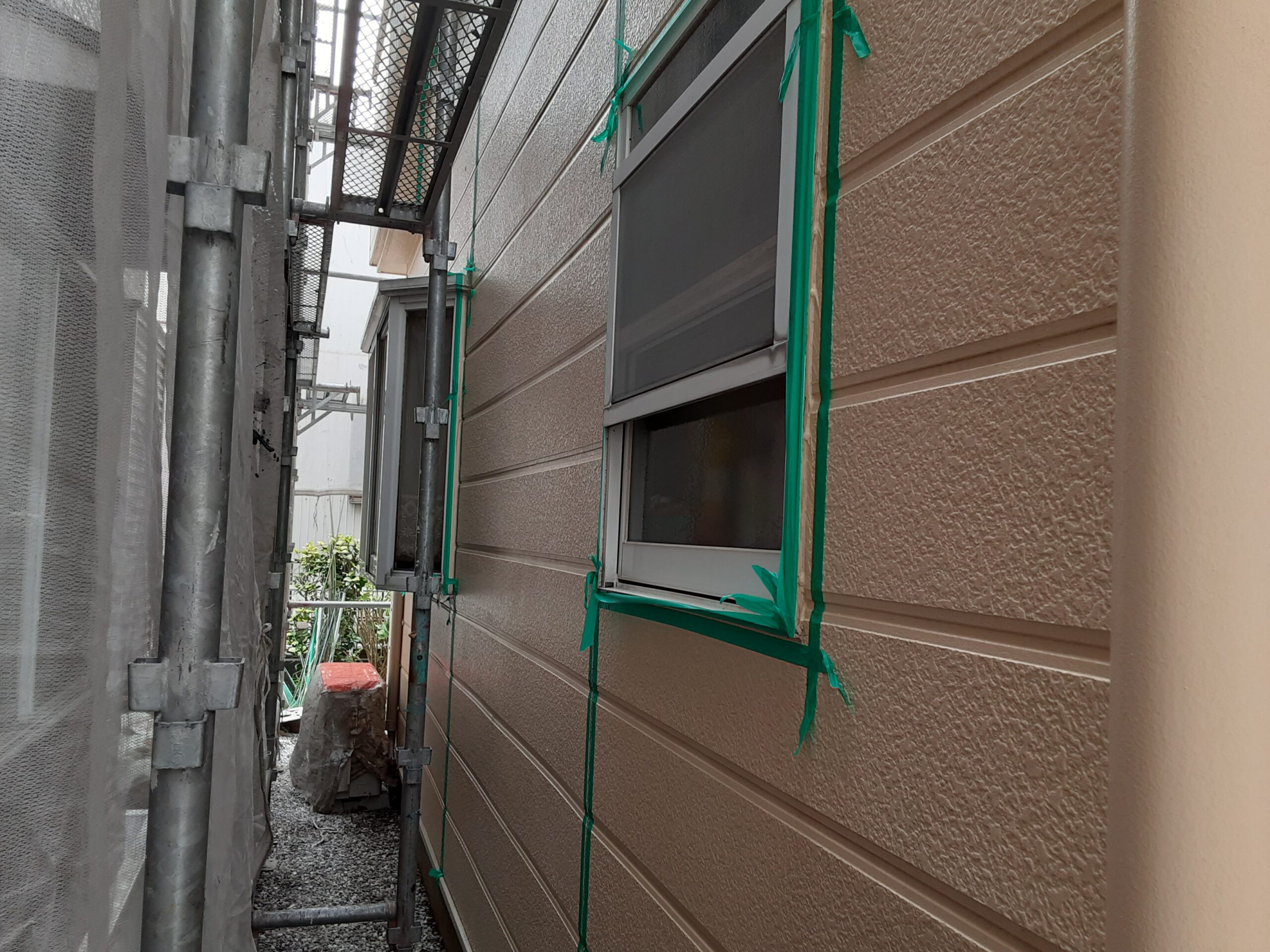 埼玉県さいたま市見沼区のI様邸（木造2階建て）にて外壁のコーキング用のテープ張り・土間の養生作業